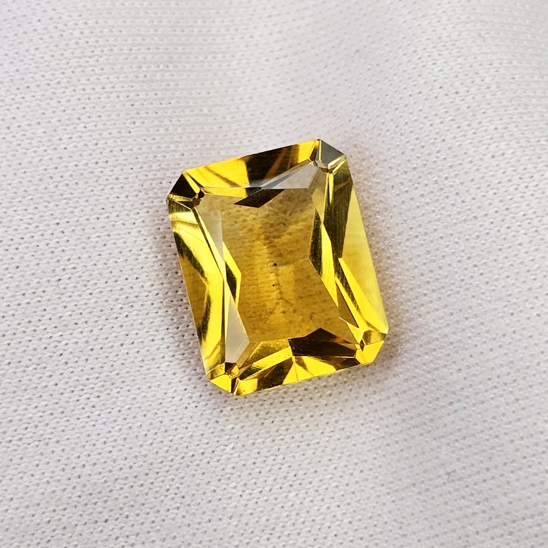 5.65 Ct "AAA Grade" Natural Citrine: Gemstones: Natural Citrine /Carat Weights: 5.65 Ct /Size or Dimensions: 12.40 X 10 X 6.40 mm