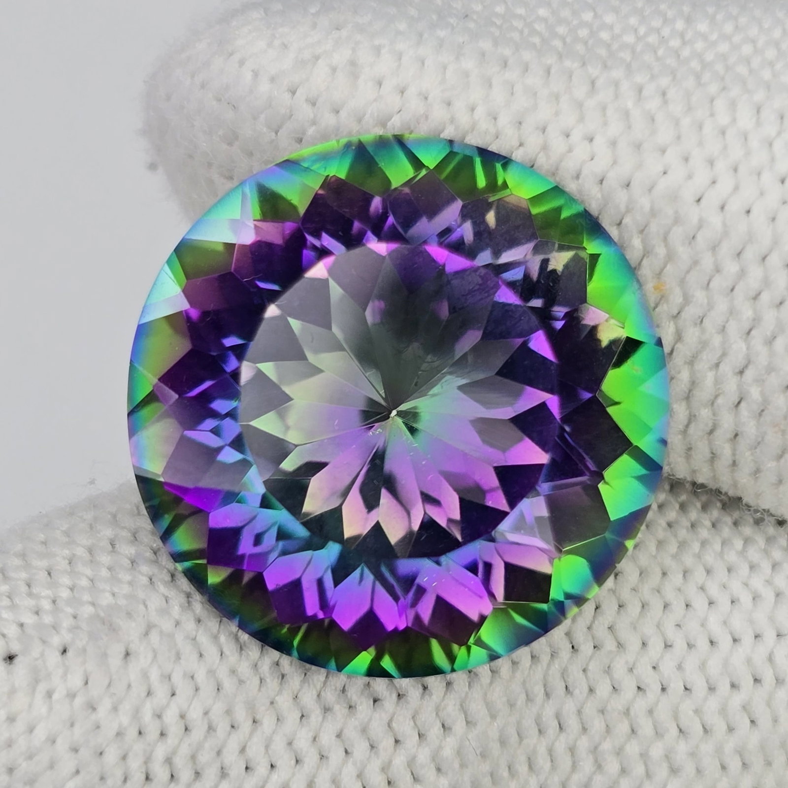 24.67 ct "Top Qulaity" Natural Rainbow Mystic Quartz: Gemstones: Natural Mystic Quartz /Carat Weights: 24.67 ct /Size or Dimensions: 20 X 20 X 12.80 mm /Treatment: Coated