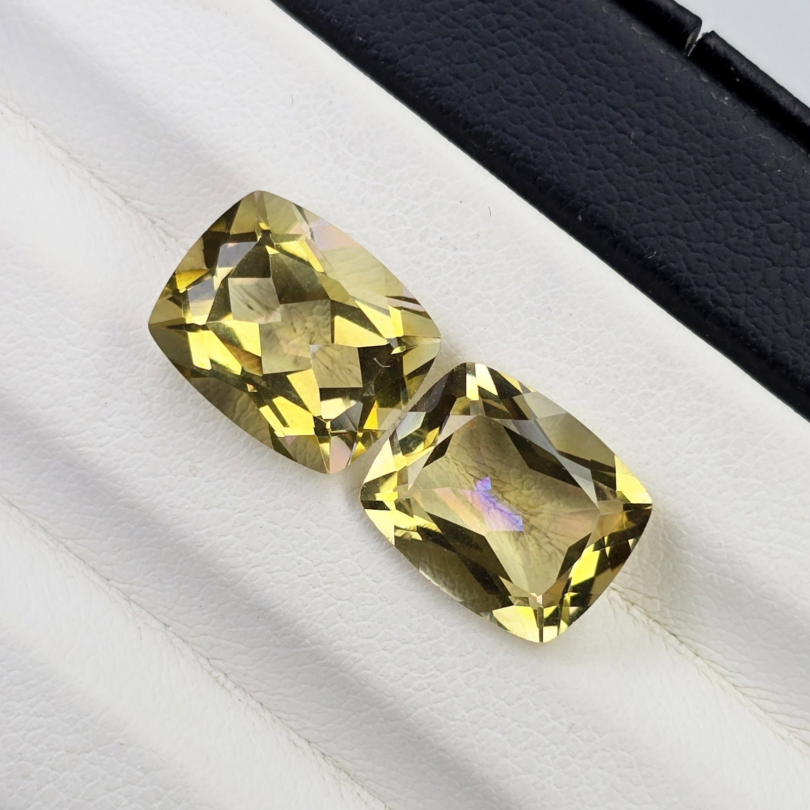 7.37 ct "Top Qulaity" Natural Yellow Mystic Quartz: Gemstones: Natural Mystic Quartz /Carat Weights: 7.37 ct /Size or Dimensions: 11 X 9 X 5 to 6 mm /Treatment: Coated
