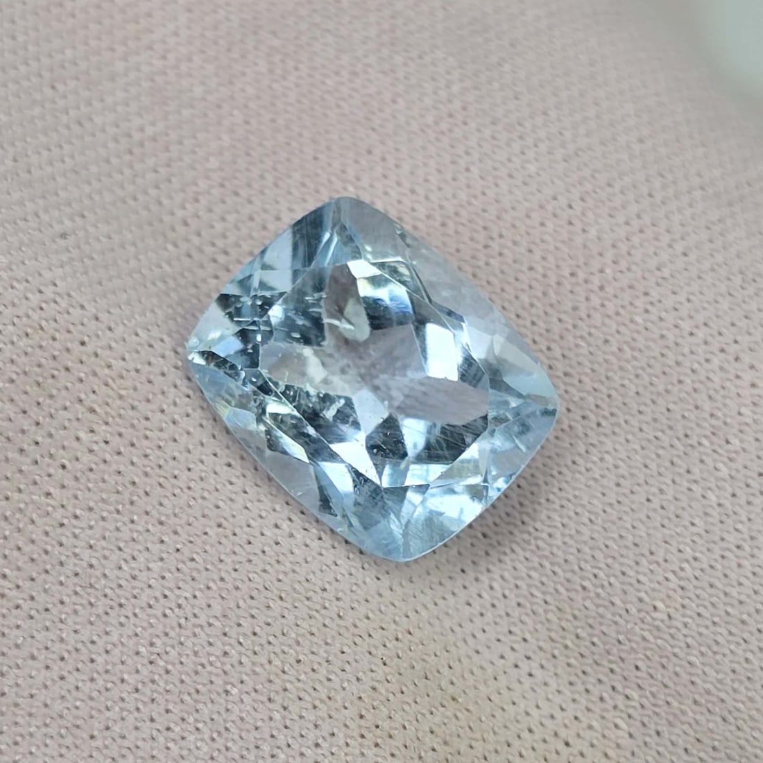 4.72 ct Natural Blue Topaz: Gemstones: Natural Blue Topaz / Carat Weights: 4.72 ct / Size or Dimensions: 10.80 X 8.80 X 5.80 mm / Treatment: Irradiated