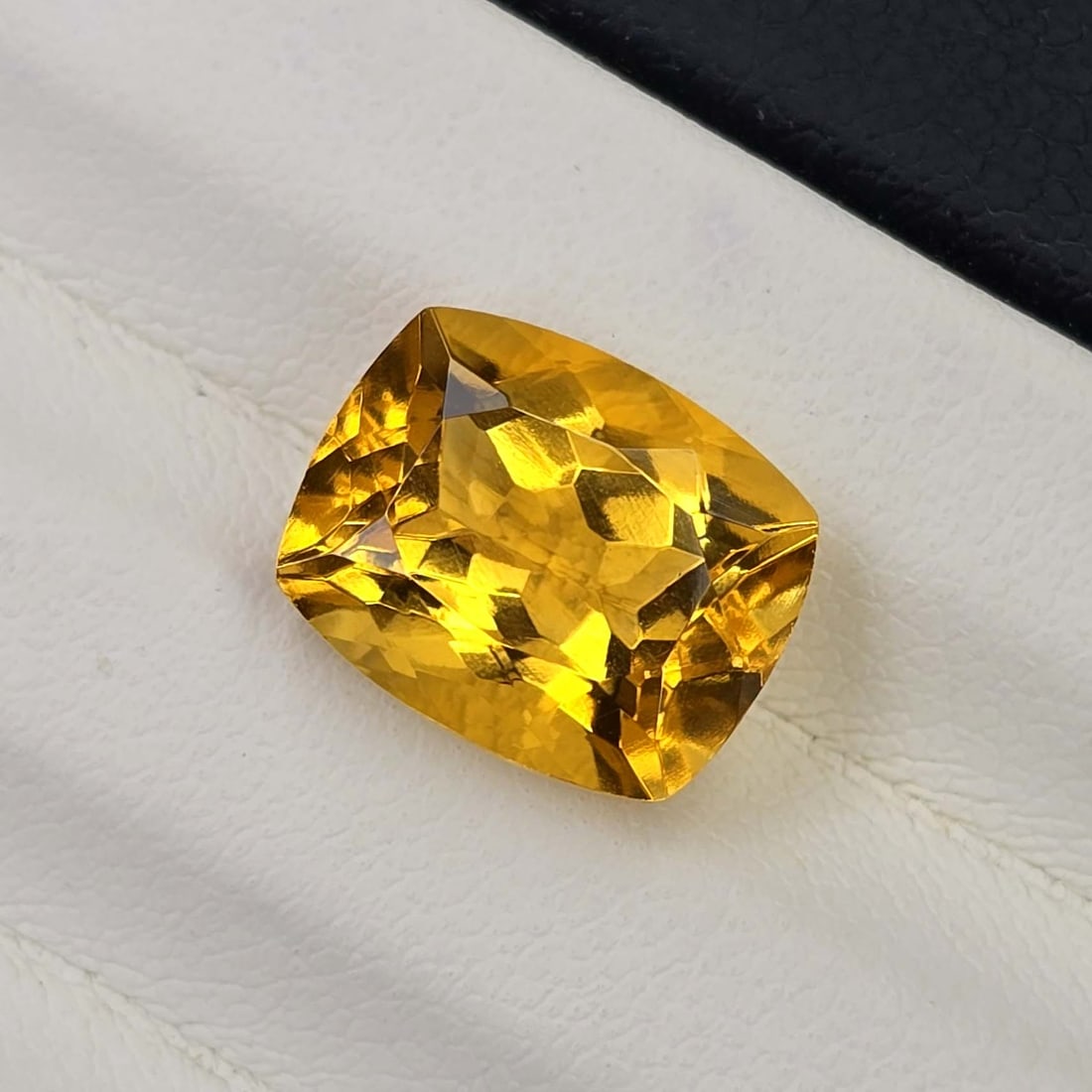 4.77 Ct "AAA Grade" Natural Citrine: Gemstones: Natural Citrine / Carat Weights: 4.77 Ct / Size or Dimensions: 11.20 X 9.20 X 7.20 mm