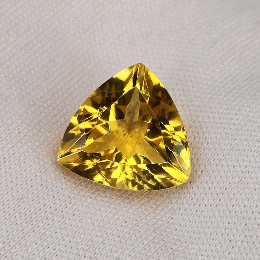 4.52 Ct "AAA Grade" Natural Citrine: Gemstones: Natural Citrine / Carat Weights: 4.52 Ct / Size or Dimensions: 11.20 X 11 X 7 mm