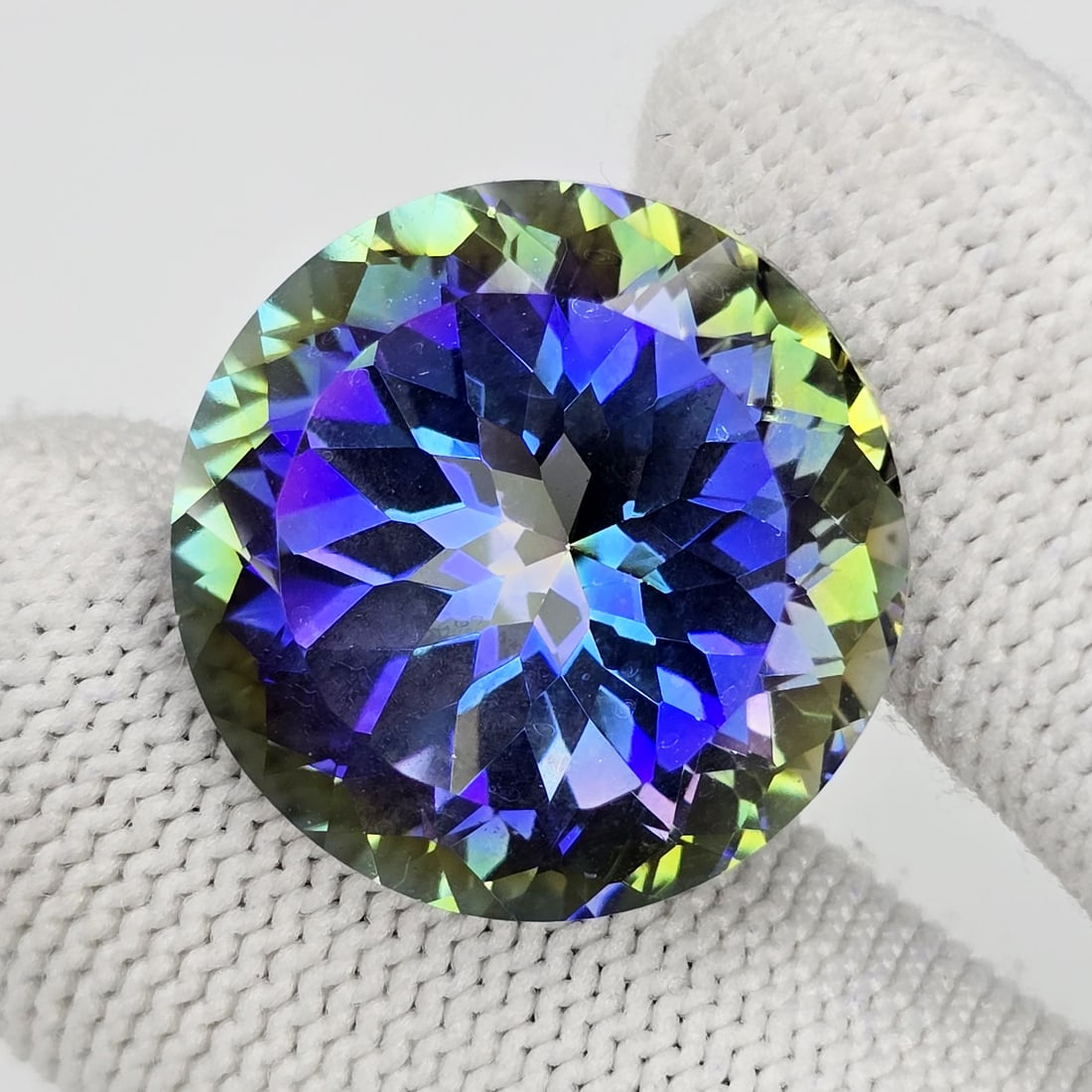 36.83 ct "Top Qulaity" Rainbow Mystic Quartz: Gemstones: Mystic Quartz /Carat Weights: 36.83 ct /Size or Dimensions: 22 X 22 X 15.50 mm /Treatment: Coated