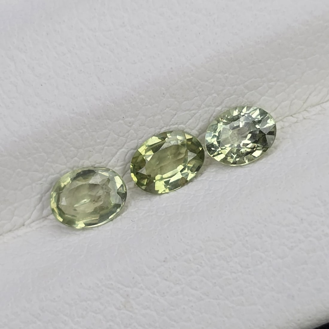 0.58 Ct "Top Quality" Natural Green Sapphire Set: Gemstones: Natural Sapphire /Carat Weights: 0.58 ct /Size or Dimensions: 4 mm /Treatment: Treated