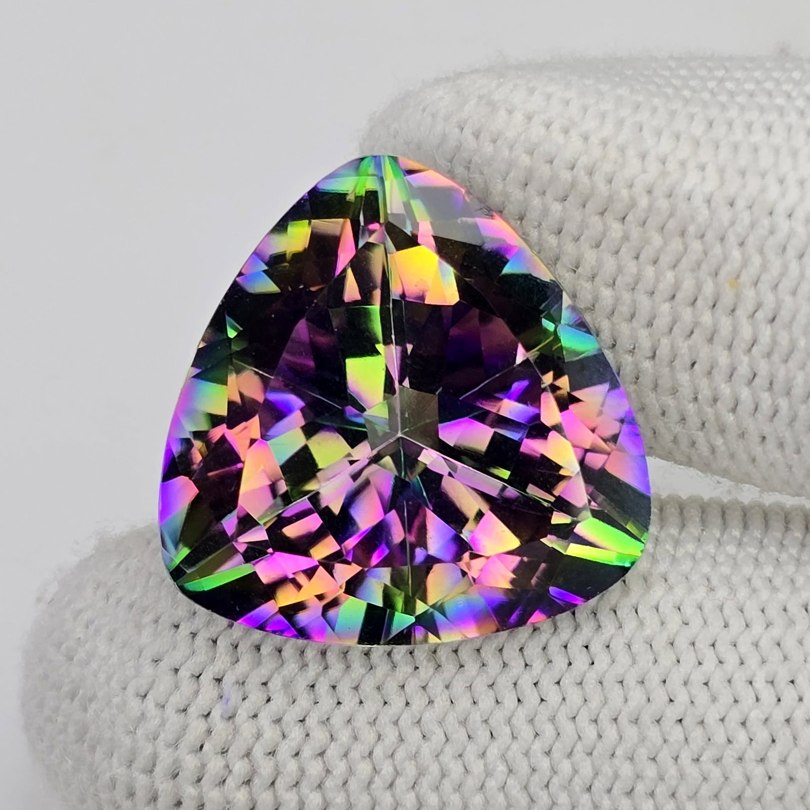 16.37 ct "Top Qulaity" Natural Rainbow Mystic Quartz: Gemstones: Natural Mystic Quartz /Carat Weights: 16.37 ct /Size or Dimensions: 18 X 18 X 10.60 mm /Treatment: Coated