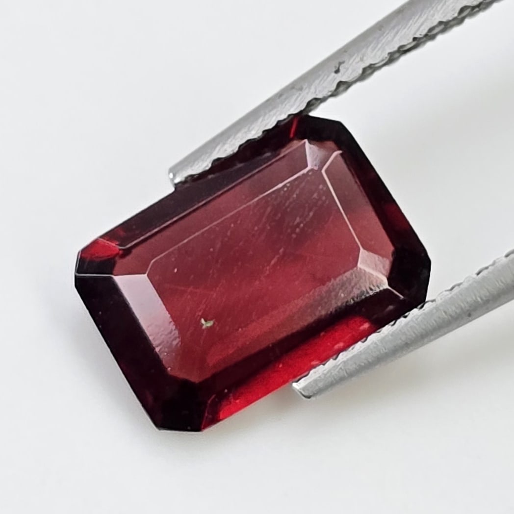 1.76 Ct Natural Rhodolite Garnet: Gemstones: Rhodolite Garnet /Carat Weights: 1.76 ct /8.60 X 6 X 2.90 X 3 mm