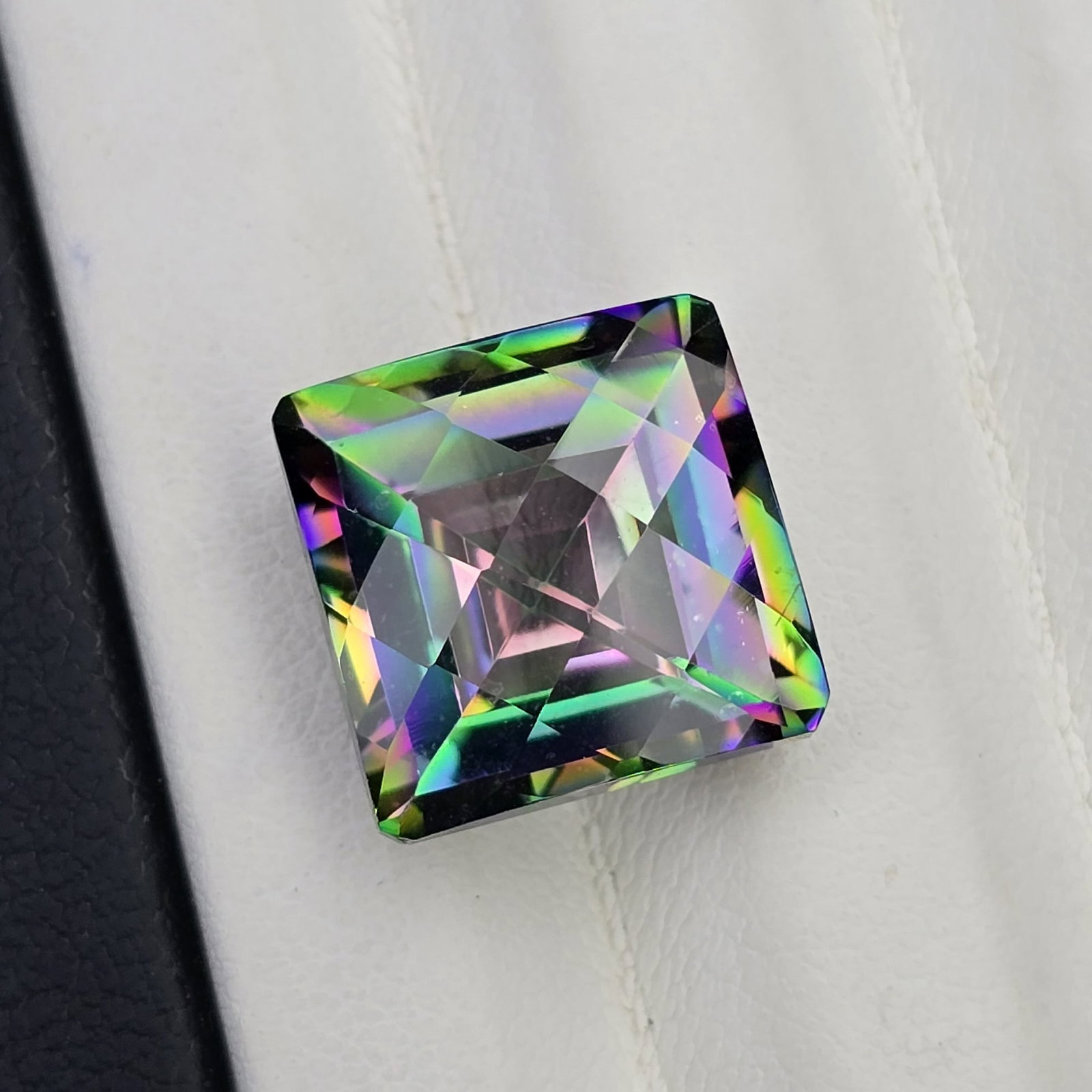 8.19 ct "Top Qulaity" Natural Rainbow Mystic Quartz: Gemstones: Natural Mystic Quartz /Carat Weights: 8.19 ct /Size or Dimensions: 12 X 12 X 8 mm /Treatment: Coated
