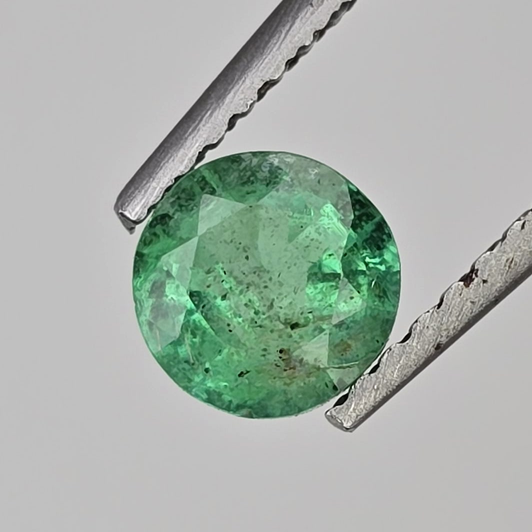 0.57 ct Natural Zambian Emerald Round: Gemstones: Natural Emerald /Carat Weights: 0.57 ct /Size or Dimensions: 5.20 X 5.20 X 3.50 mm Approx /Treatment : Colorless Oil