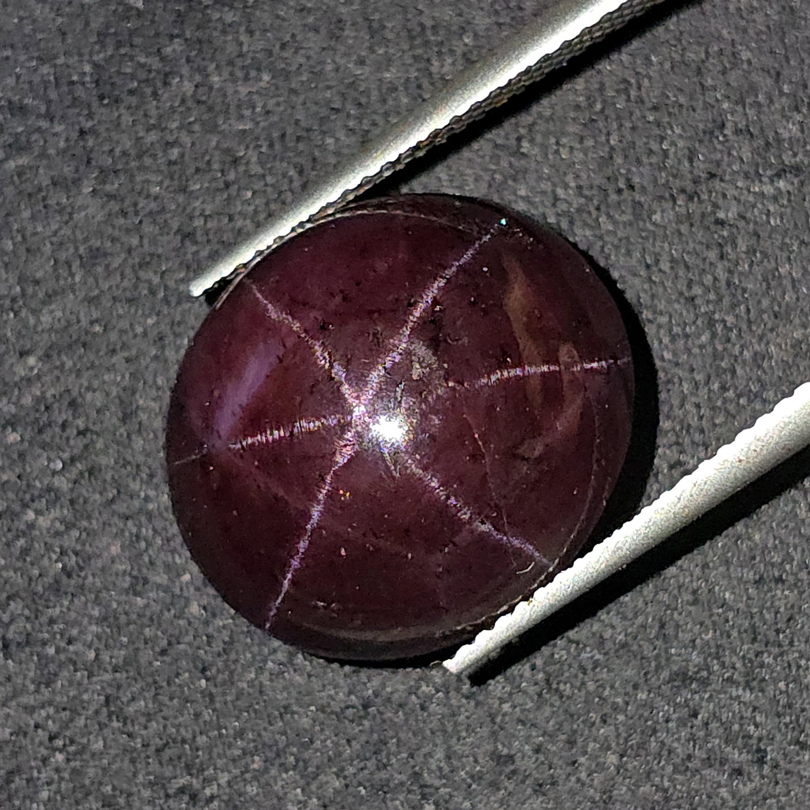 30.70 Ct Unheated Natural Star Garnet: Gemstones: Natural Star Garnet /Carat Weights: 30.70 ct /Size or Dimensions: 17.60 X 15.90 X 9.77 mm /Treatment: None