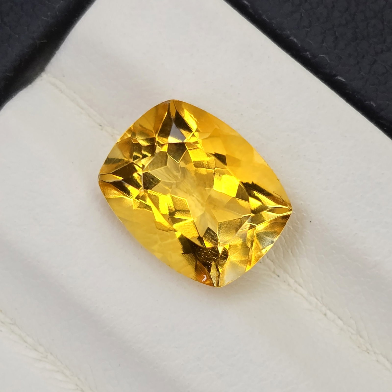 4.06 Ct "AAA Grade" Natural Citrine: Gemstones: Natural Citrine /Carat Weights: 4.06 Ct /Size or Dimensions: 11 X 8.80 X 6.80 mm