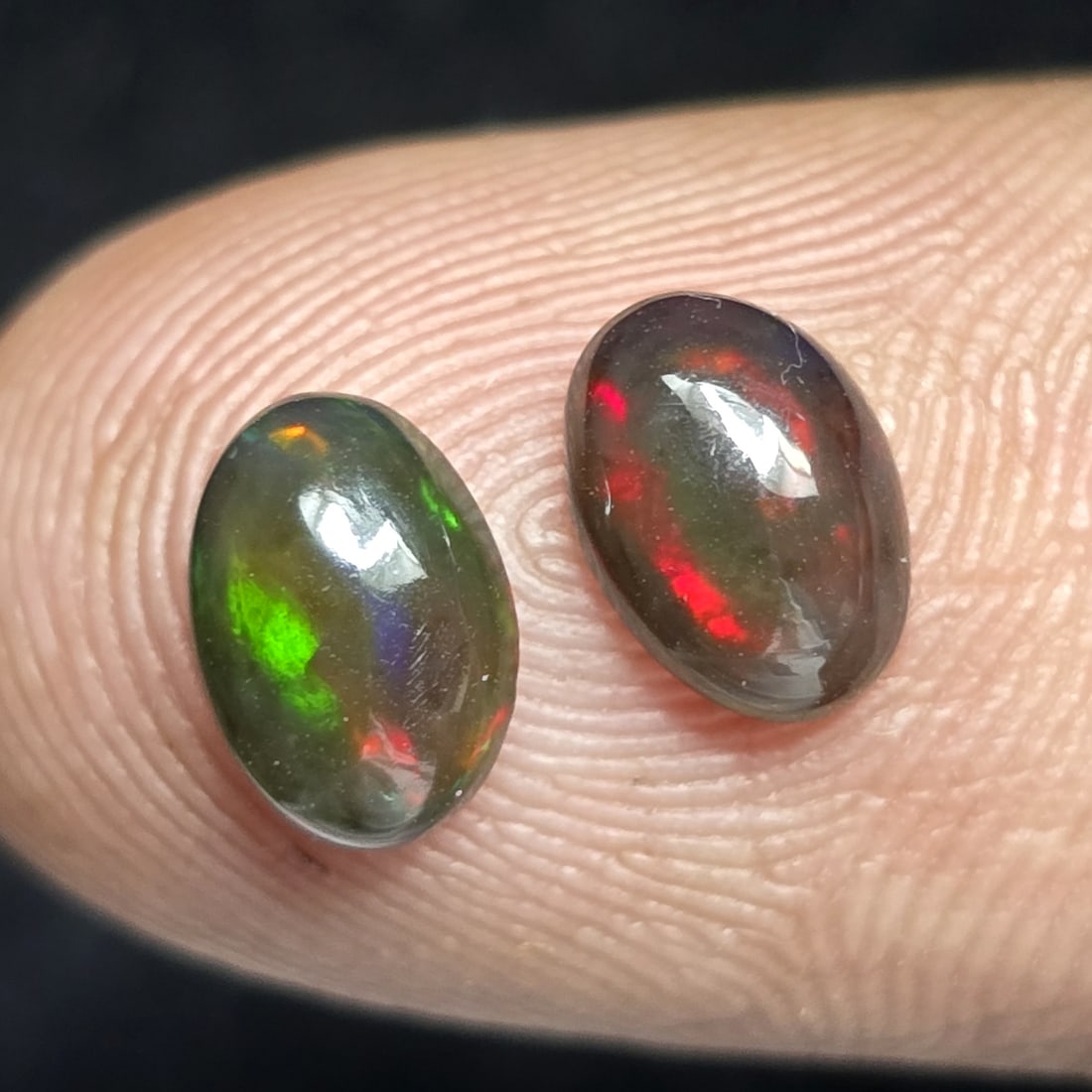 1 Ct "Play Of Colors" Natural Black Opal: Gemstones: Natural Black Fire Opal /Carat Weights: 1 ct /Size or Dimensions: 7 X 5 X 2.80 mmTreatment: Heated