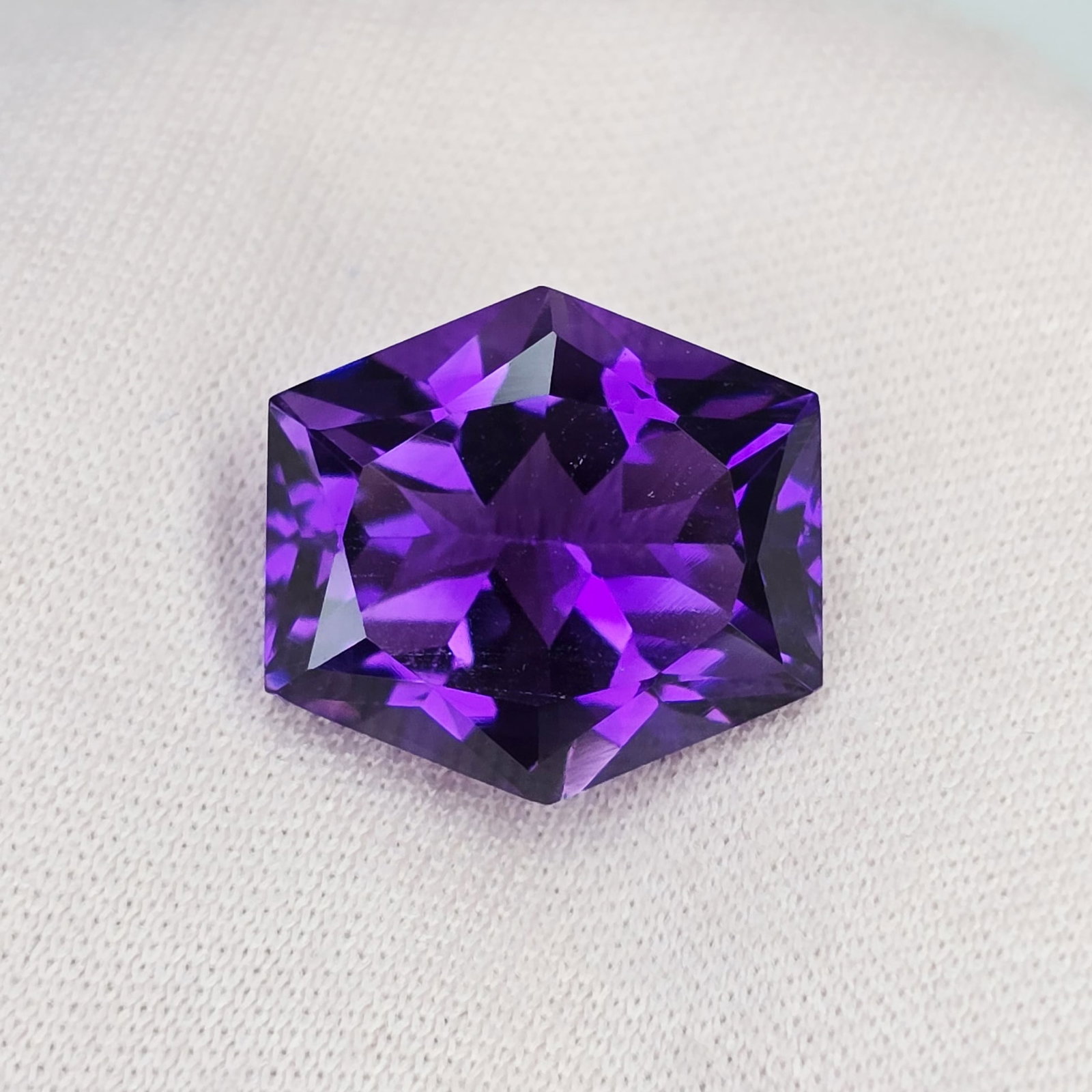 7.68 Ct "Top Quality" Natural Deep Purple African Amethyst: Gemstones: Natural Amethyst /Carat Weights: 7.68 Ct /Size or Dimensions: 13.40 X 12.50 X 8.20 mm / Treatment: No