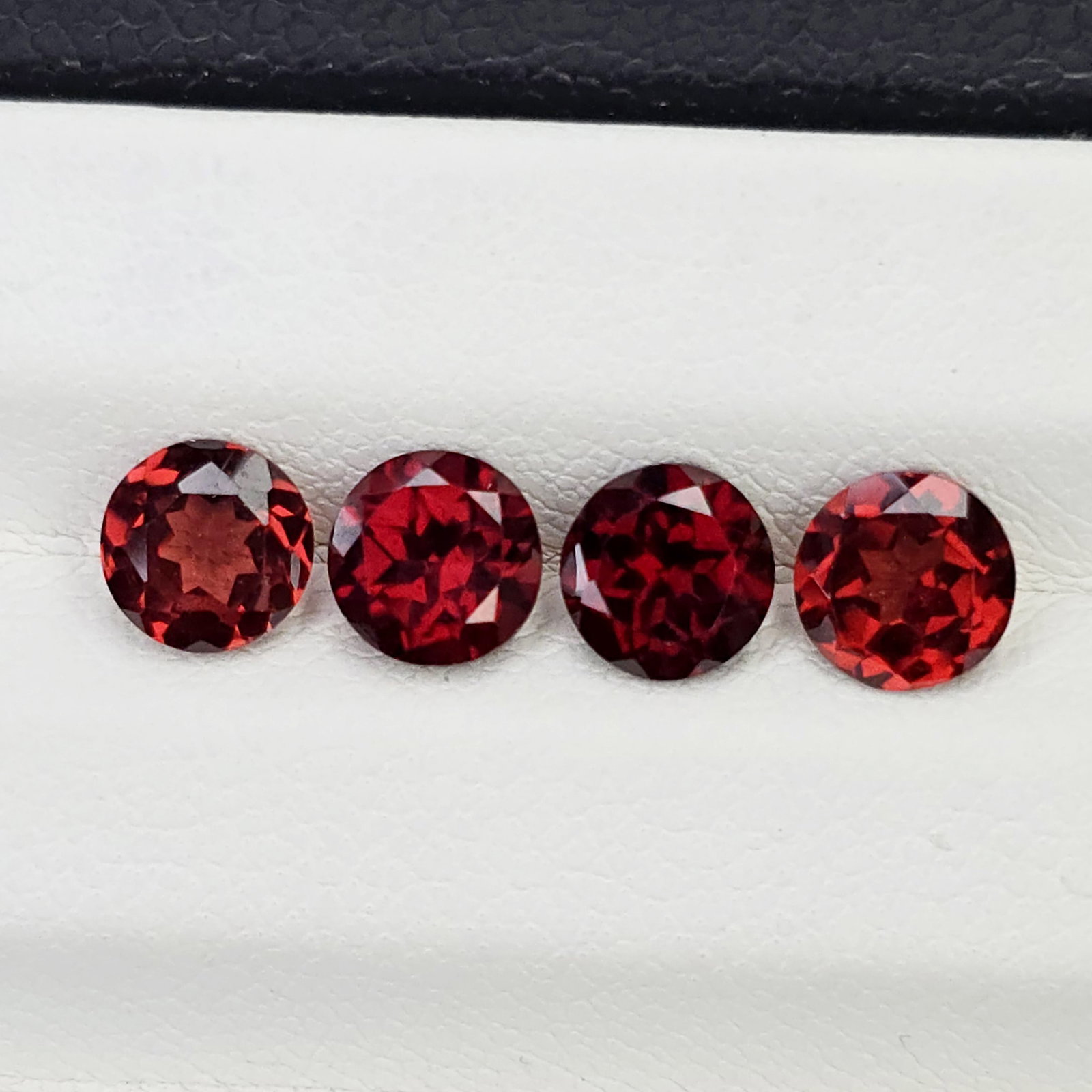 3.21 Ct Natural Red Garnet Round Set (1 of 2)