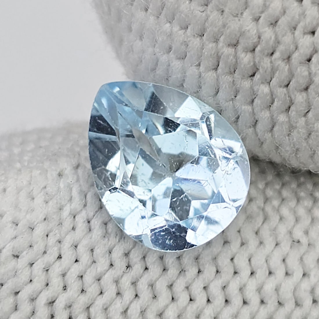 2.83 ct Natural Blue Topaz: Gemstones: Natural Blue Topaz /Carat Weights: 2.83 ct /Size or Dimensions: 10 X 8 X 5 mm /Treatment: Irradiated