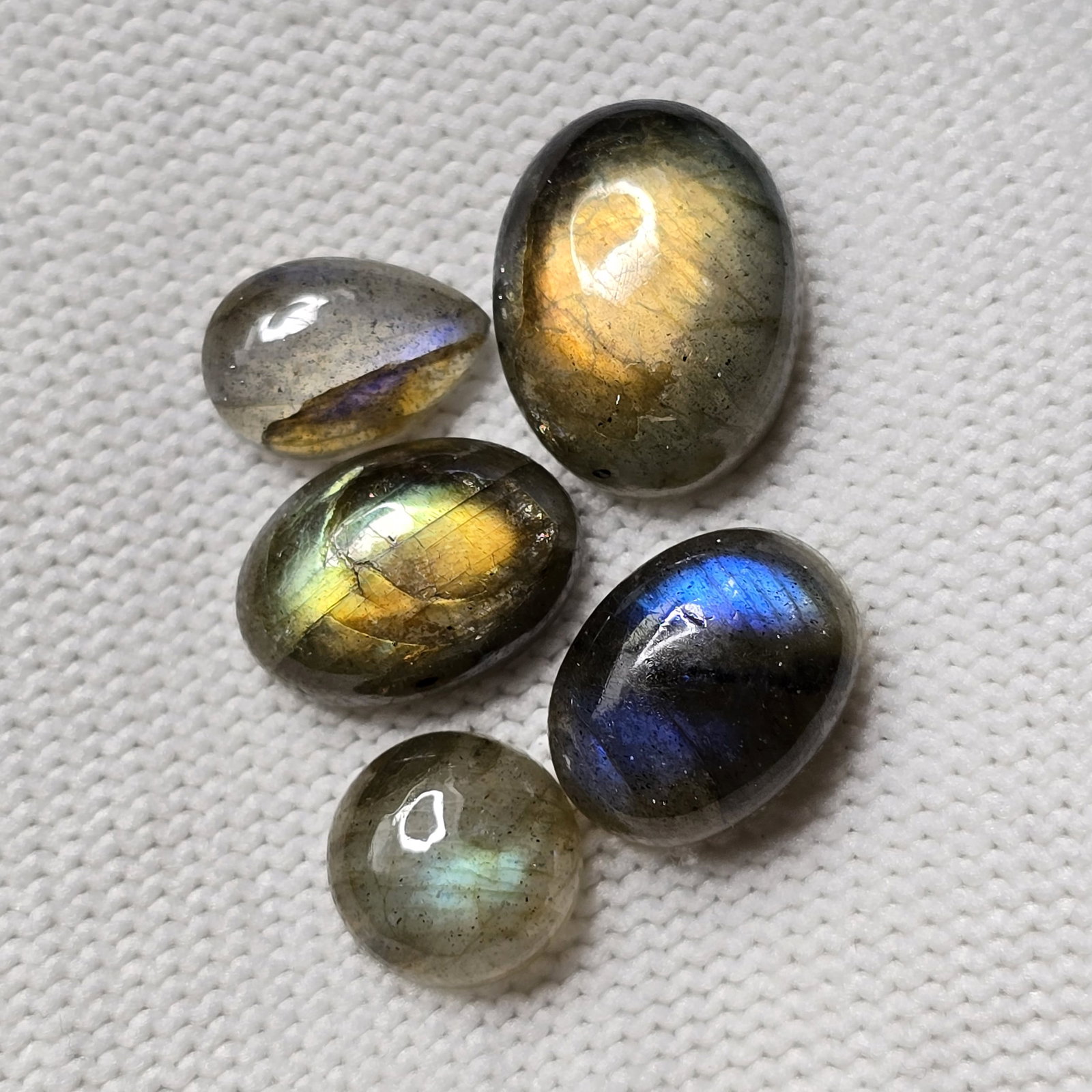 32 Ct Natural Labradorite Set: Gemstones: Natural LabradoriteCarat Weights: 32 ct Size/Dimensions: 10 mm to 16 X 12 mm ApproxTreatment: Coated