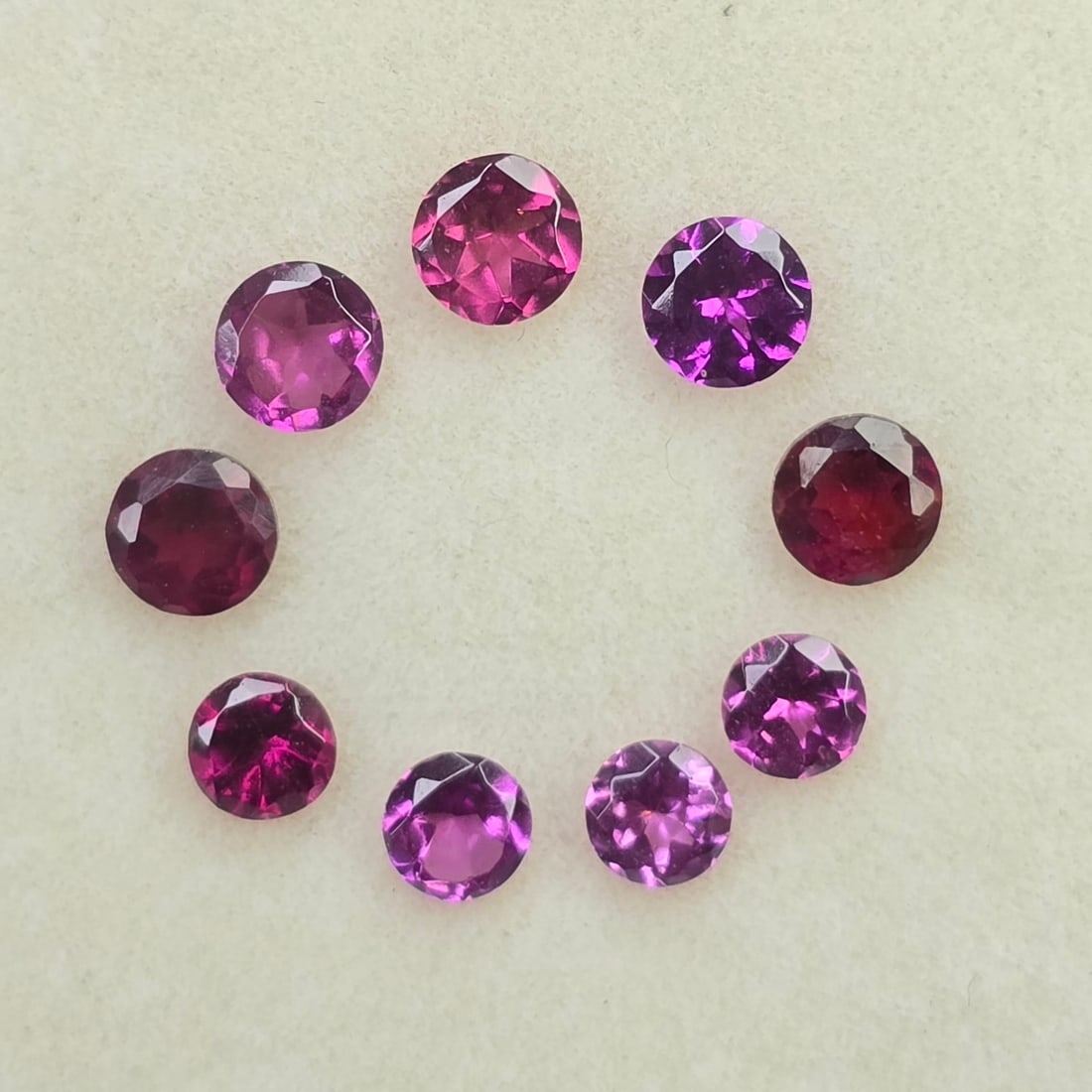 2.46 Ct Natural Rhodolite Garnet Round Set: Gemstones: Rhodolite Garnet /Carat Weights: 2.46 ct /Size or Dimensions: 4 X 4 mm /
