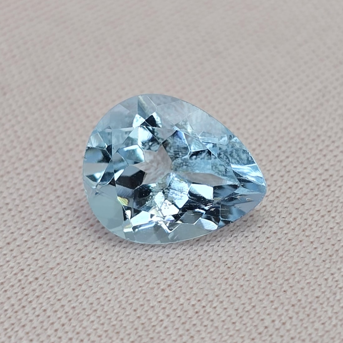 4 ct Natural Blue Topaz: Gemstones: Natural Blue Topaz /Carat Weights: 4 ct /Size or Dimensions: 11 X 9 X 6 mm /Treatment: Irradiated