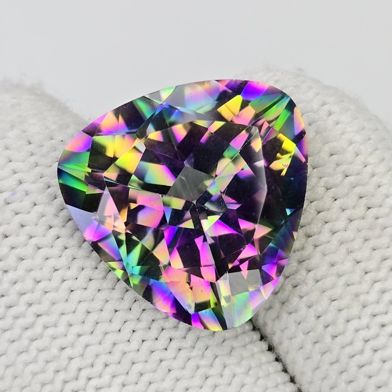 19.51 ct "Top Qulaity" Natural Rainbow Mystic Quartz: Gemstones: Natural Mystic Quartz /Carat Weights: 19.51 ct /Size or Dimensions: 18.30 X 18.20 X 11.80 mm /Treatment: Coated