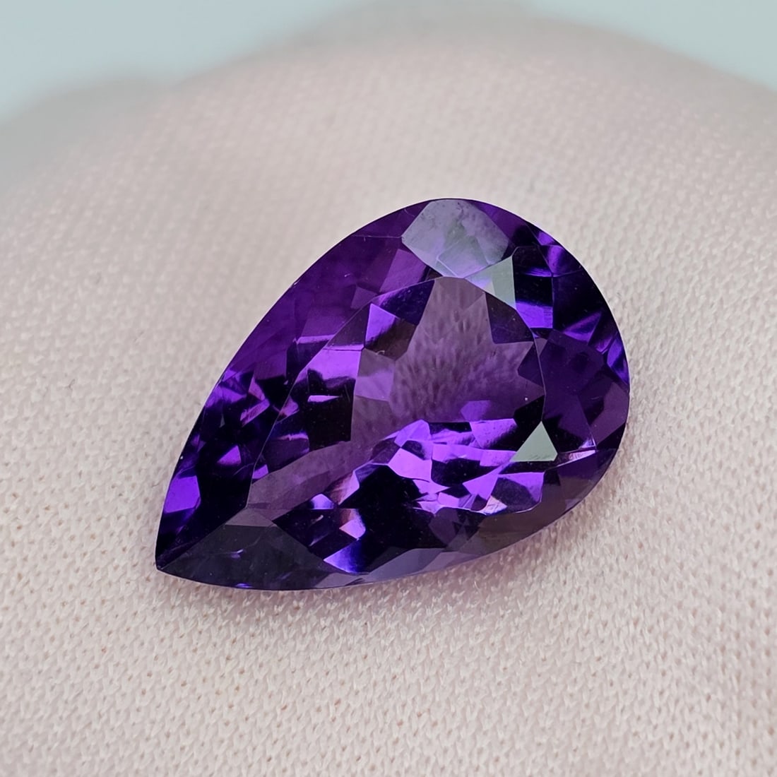5 ct "Top Quality" Natural Deep Purple African Amethyst: Gemstones: Natural African Amethyst /Carat Weights: 5 ct /Size or Dimensions: 14.80 X 10 X 7 mm /Origin : Africa