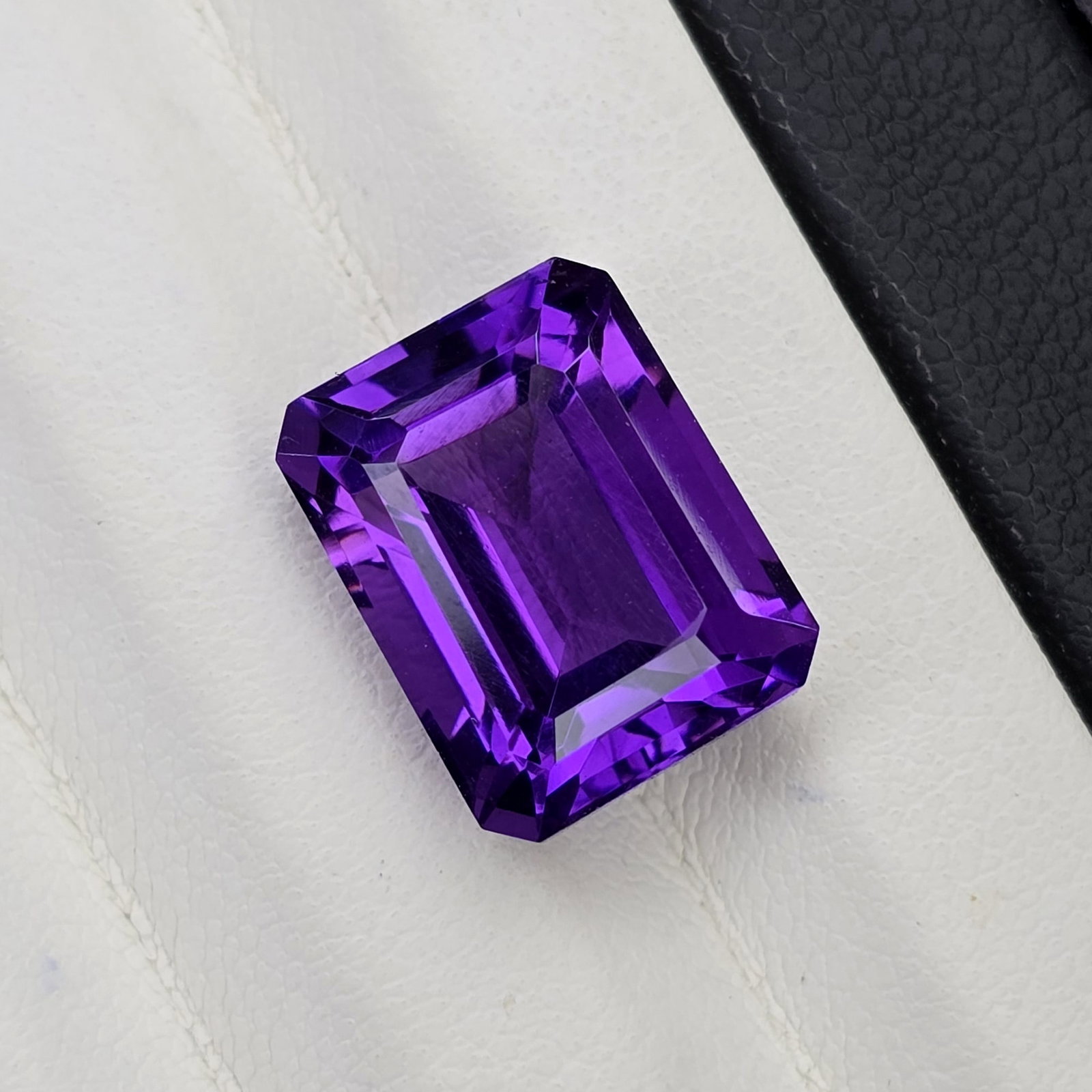 7.32 ct "Top Quality" Natural Deep Purple African Amethyst: Gemstones: Natural African Amethyst /Carat Weights: 7.32 ct /Size or Dimensions: 12.80 X 10 X 8 mm /Origin : Africa