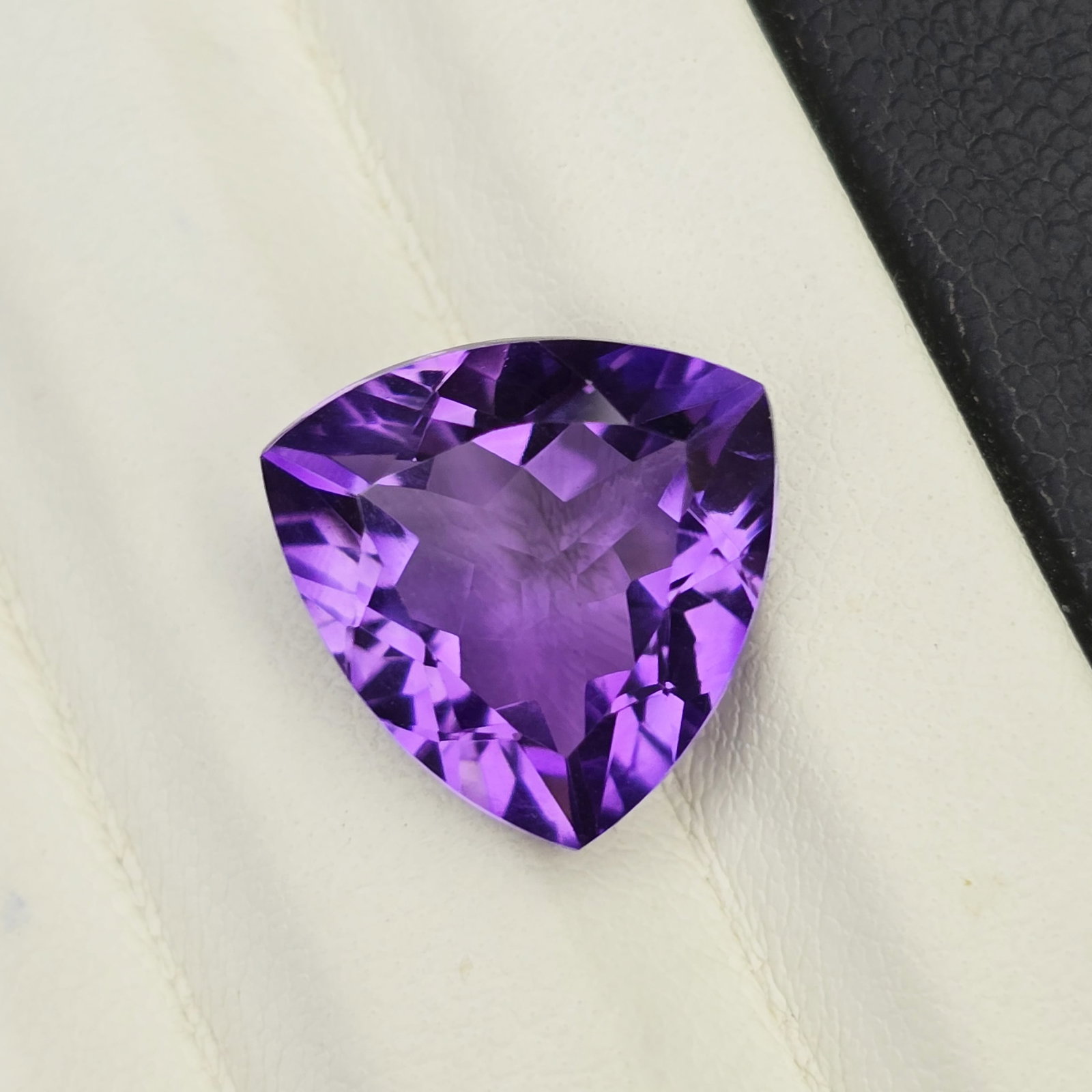 5.23 Ct "Top Quality" Natural Deep Purple African Amethyst: Gemstones: Natural Amethyst /Carat Weights: 5.23 Ct /Size or Dimensions: 12.50 X 12.30 X 6.50 mm / Treatment: No