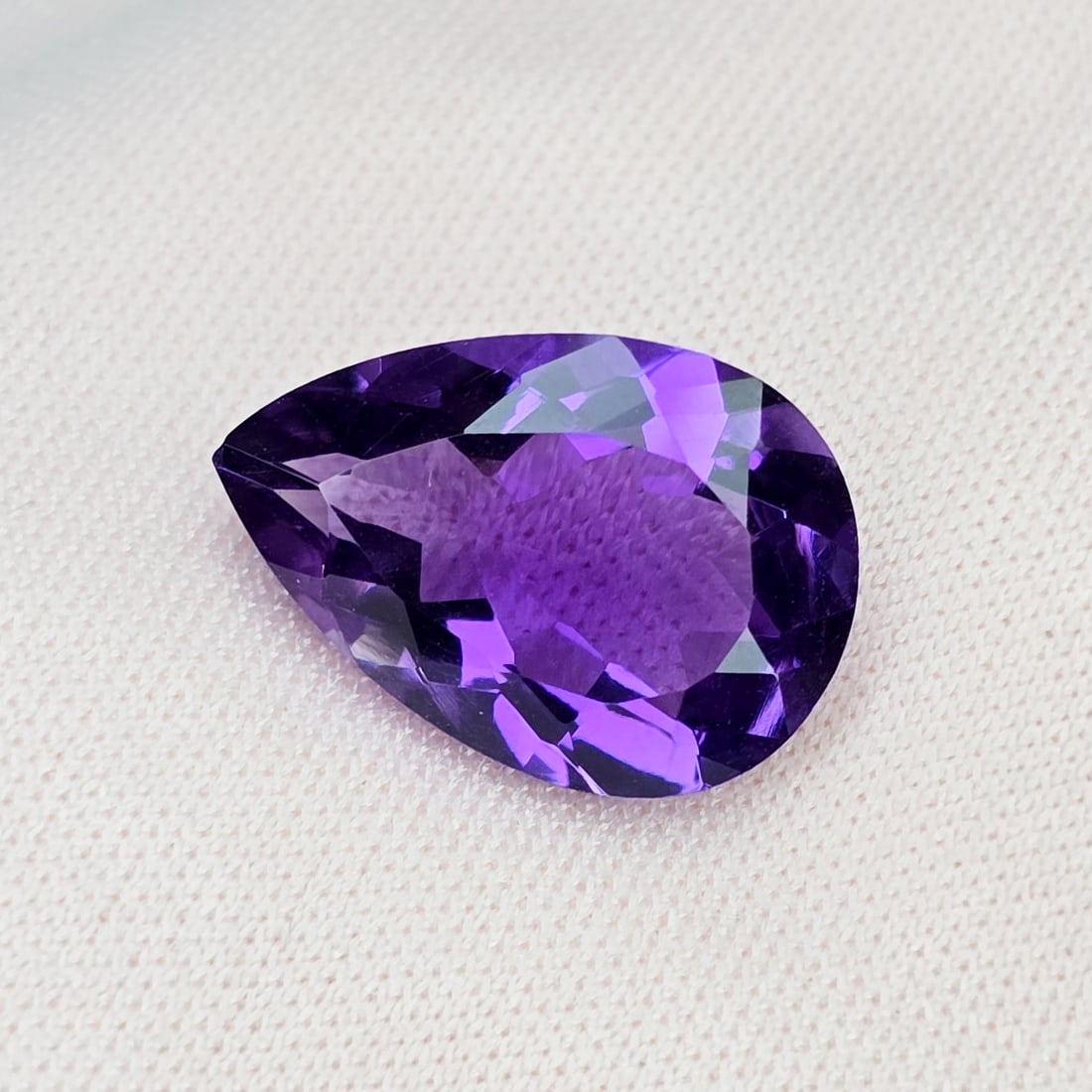 4.46 ct "Top Quality" Natural Deep Purple African Amethyst: Gemstones: Natural African Amethyst / Carat Weights: 4.46 ct / Size or Dimensions: 14.80 X 10.20 X 5.80 mm / Origin : Africa