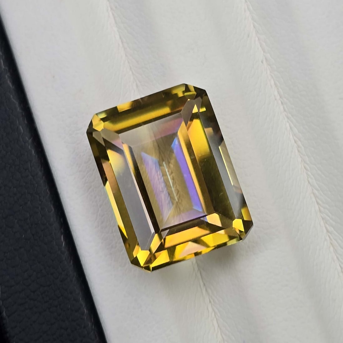 12.24 ct "Top Qulaity" Natural Yellow Mystic Quartz: Gemstones: Natural Mystic Quartz /Carat Weights: 12.24 ct /Size or Dimensions: 16 X 12 X 8.40 mm /Treatment: Coated