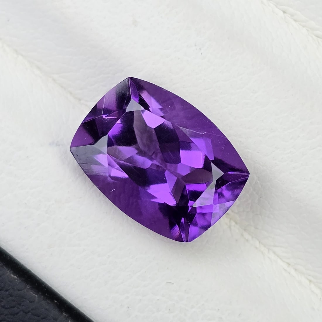 3.31 ct "Top Quality" Natural Deep Purple African Amethyst: Gemstones: Natural African Amethyst /Carat Weights: 3.31 ct /Size or Dimensions: 10.80 X 8 X 6 mm /Origin : Africa