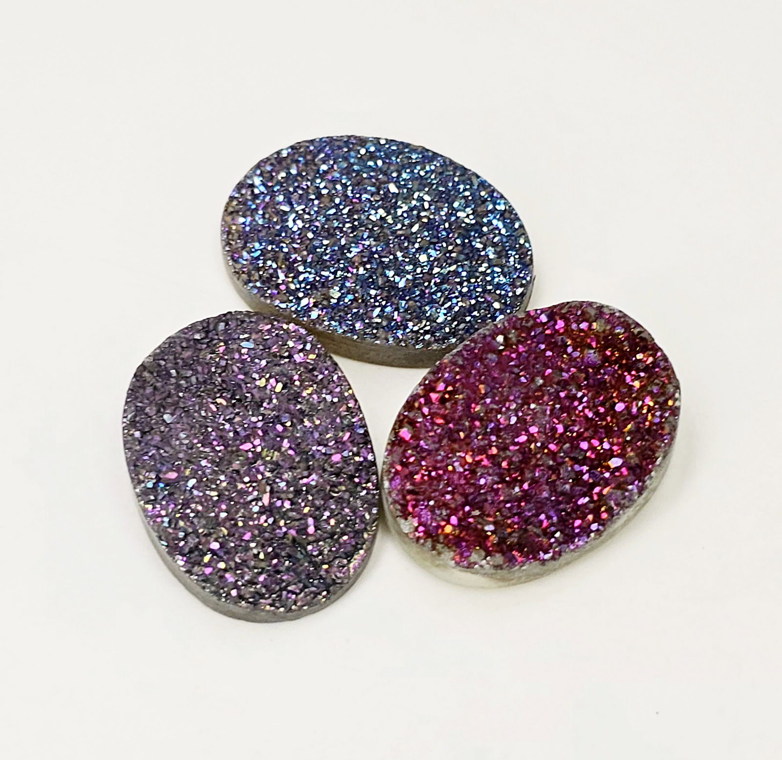 22.76 ct Natural Good Druzy Lot: Gemstones: Natural Druzy /Carat Weights: 22.76 ct /Size or Dimensions: 18 X 13 X 3.90 mm /Treatment: Dyed