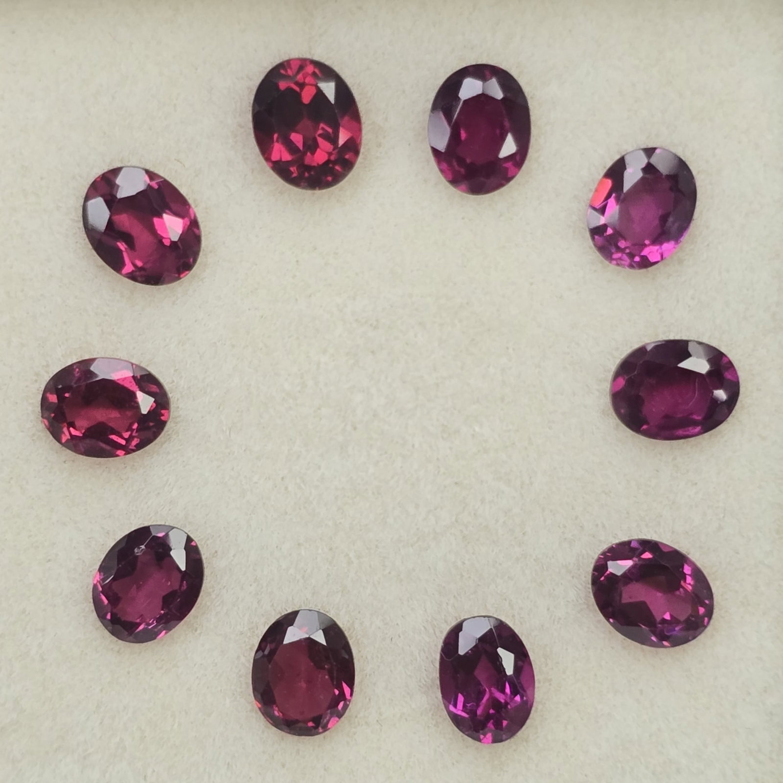 4 Ct Natural Rhodolite Garnet Oval Set: Gemstones: Rhodolite Garnet /Carat Weights: 4 ct /Size or Dimensions: 5 X 4 mm /