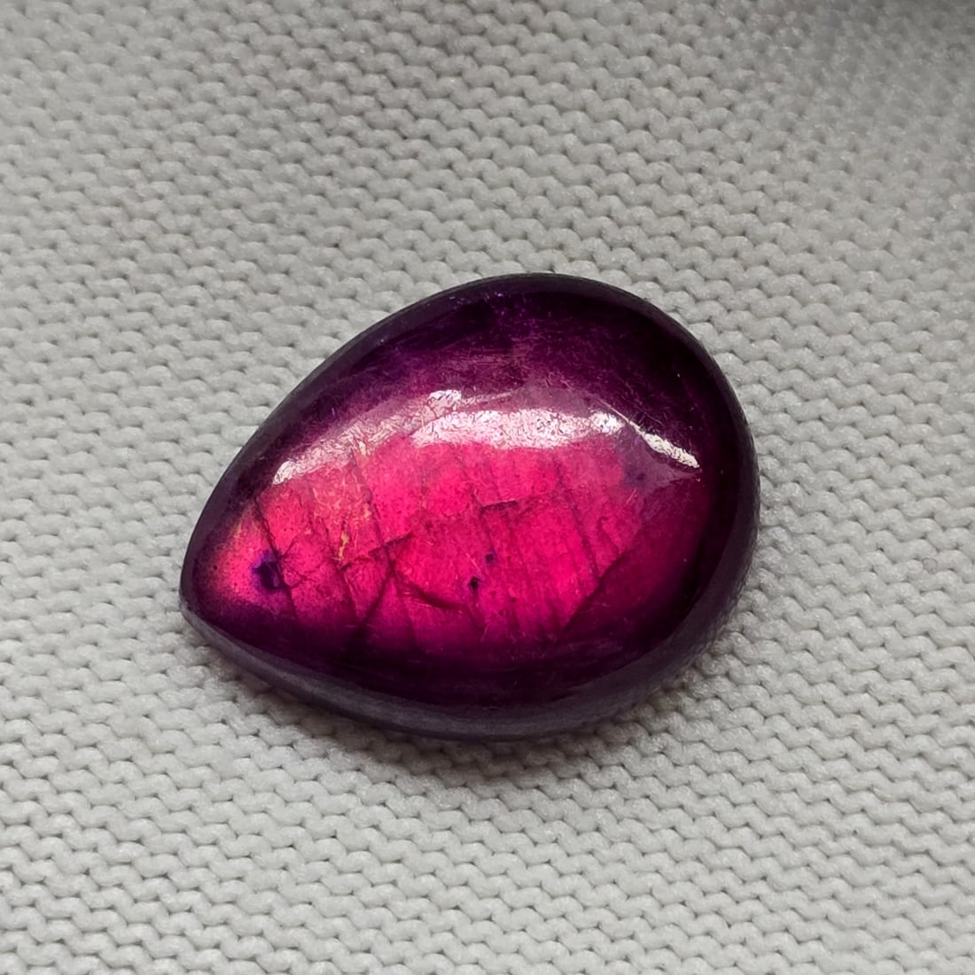 32.20 Ct "Stunning" Purple Fire Labradorite: Gemstones: Natural Labradorite /Carat Weights: 32.20 ct /Size or Dimensions: 25.30 X 19.80 X 8.50 mm /Treatment: Color Dyed