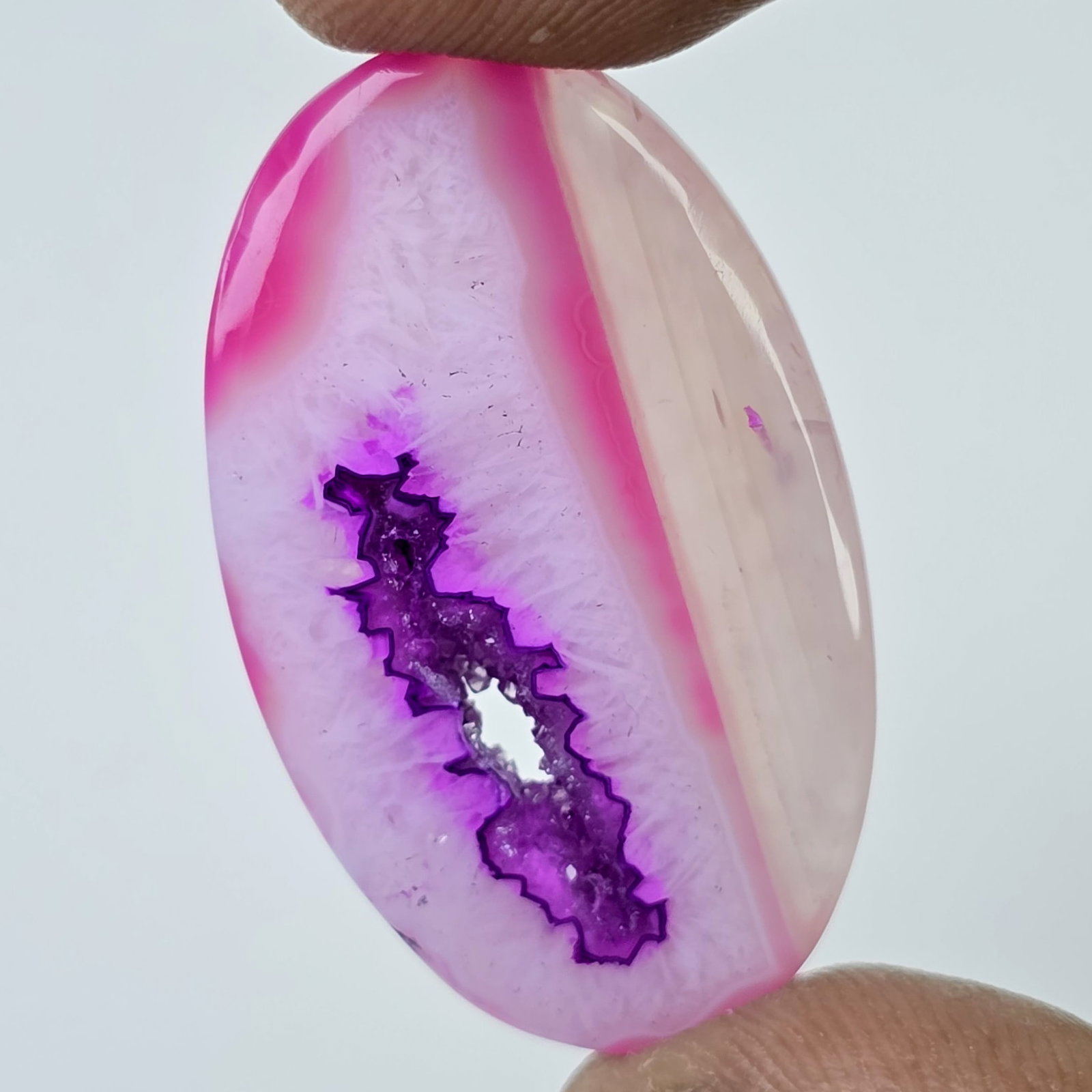 23.05 ct Natural Onyx Druzy: Gemstones: Natual Onyx Druzy /Carat Weights: 23.05 ct /Size or Dimensions: 32 X 19 X 4 mmTreatment: Color Dyed