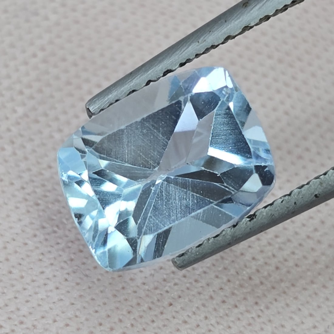 3.11 ct Natural Blue Topaz: Gemstones: Natural Blue Topaz /Carat Weights: 3.11 ct /Size or Dimensions: 8.90 X 6.90 X 5.60 mm /Treatment: Irradiated