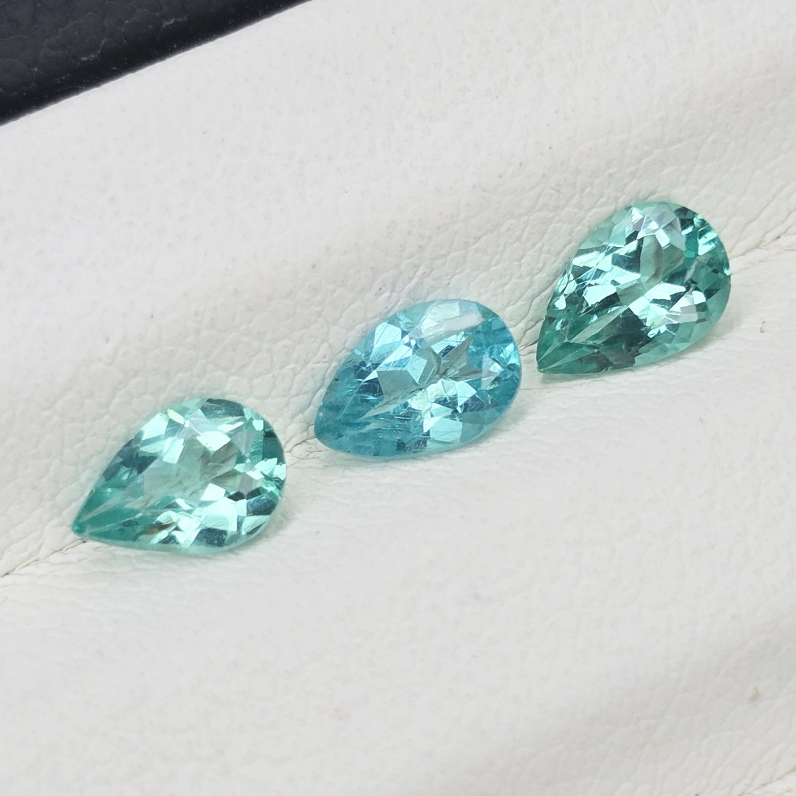 1.19 Ct Natural Green Apatite Set: Gemstones: Natural Green Apatite /Carat Weights: 1.19 ct /Size or Dimensions: 5.70 X 4 X 3.70 mm Approx