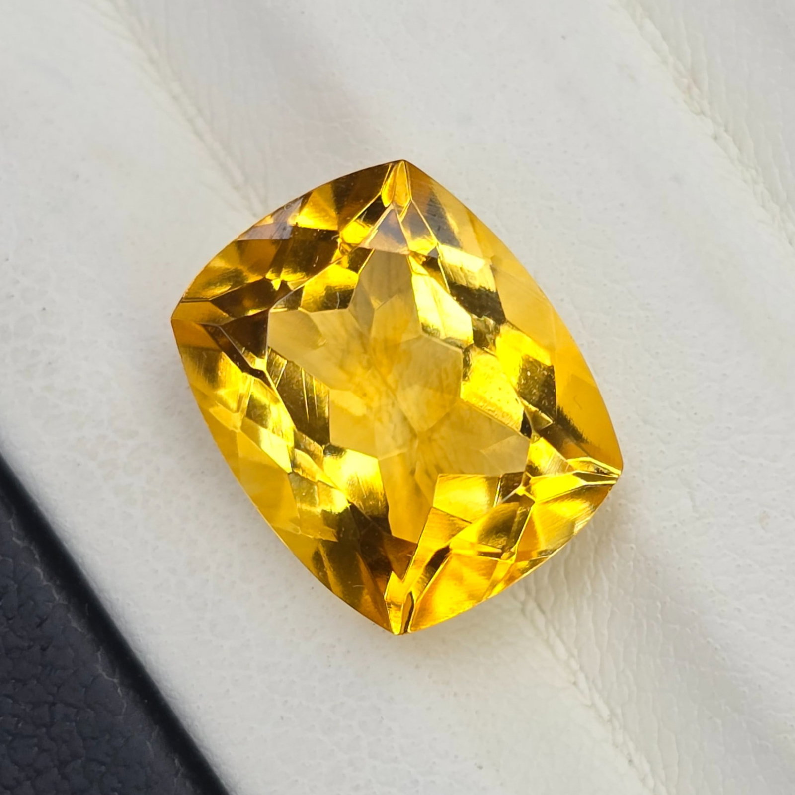 6.81 Ct "AAA Grade" Natural Citrine: Gemstones: Natural Citrine /Carat Weights: 6.81 Ct /Size or Dimensions: 13 X 10.60 X 7.60 mm
