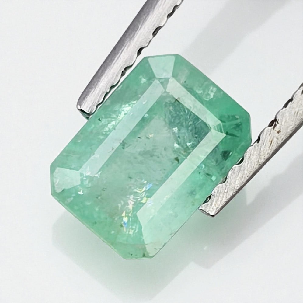 0.95 ct Natural Zambian Emerald: Gemstones: Natural Emerald /Carat Weights: 0.95 ct /Size or Dimensions: 6.50 X 4.80 X 3.80 mm Approx /Treatment : Colorless Oil