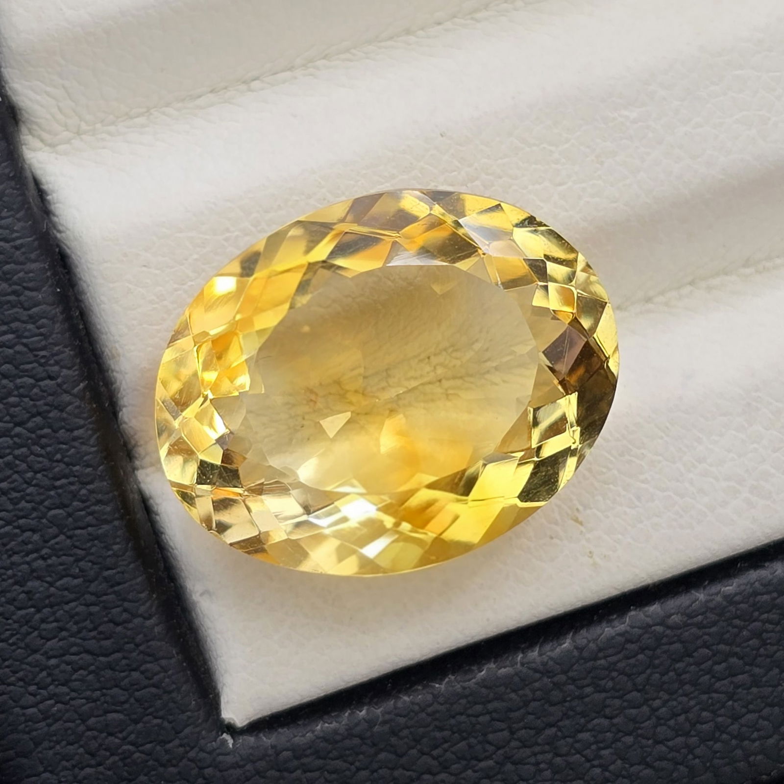 12.03 Ct "AAA Grade" Natural Citrine: Gemstones: Natural Citrine /Carat Weights: 12.03 Ct /Size or Dimensions: 18 X 14.20 X 7.70 mm