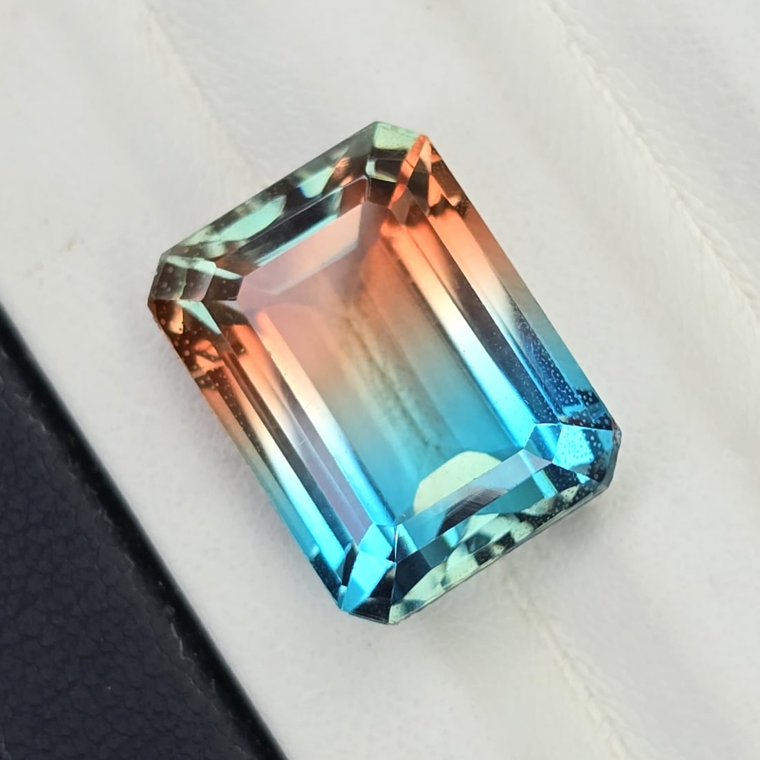 13.81 Ct "Beautiful"Aqua Terra Costa Doublet Quartz: "Gemstones: Natural Quartz /Carat Weights: 13.81 ct /Size or Dimensions: 16 X 12 mm Approx /Treatment: Doublet QuartzThis beautiful gemstone is crafted from two layers of natural quartz, forming a stu