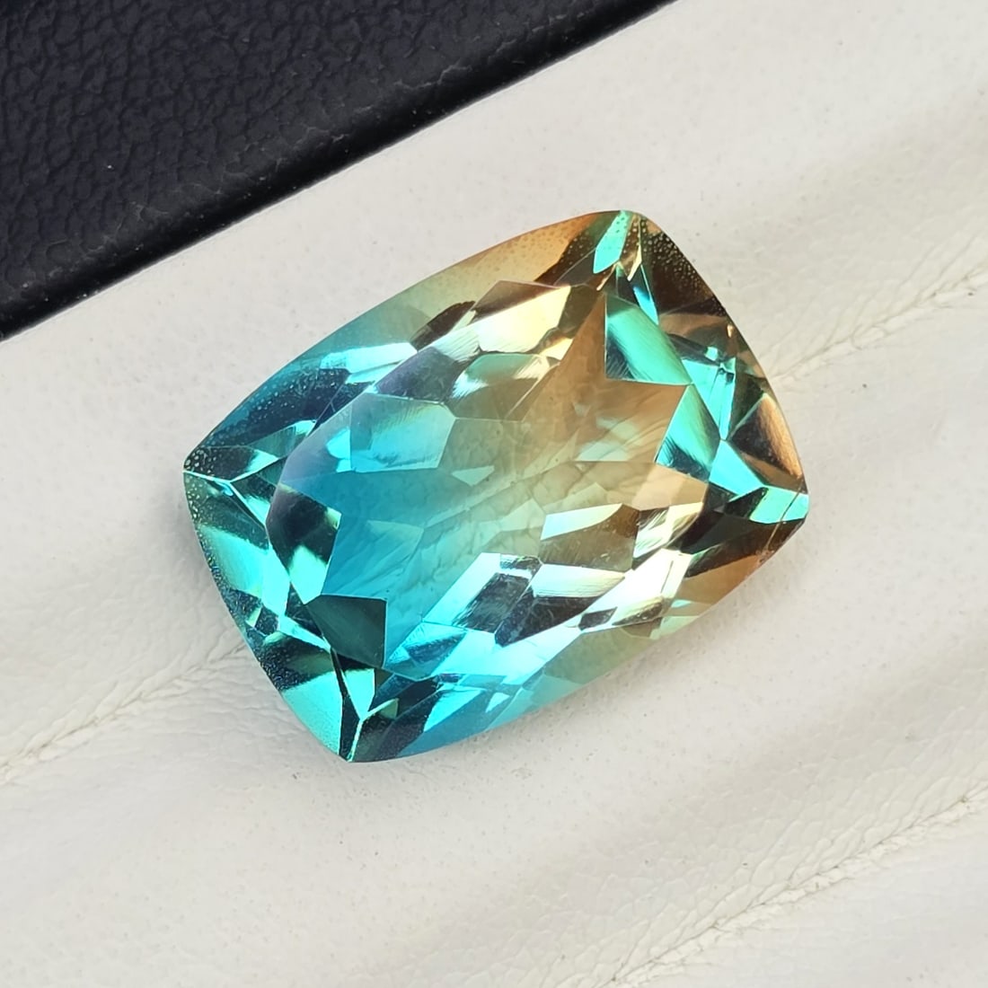 10.91 Ct "Beautiful"Aqua Terra Costa Doublet Quartz: "Gemstones: Natural Quartz /Carat Weights: 10.91ct /Size or Dimensions: 16 X 12 mm Approx /Treatment: Doublet QuartzThis beautiful gemstone is crafted from two layers of natural quartz, forming a stun