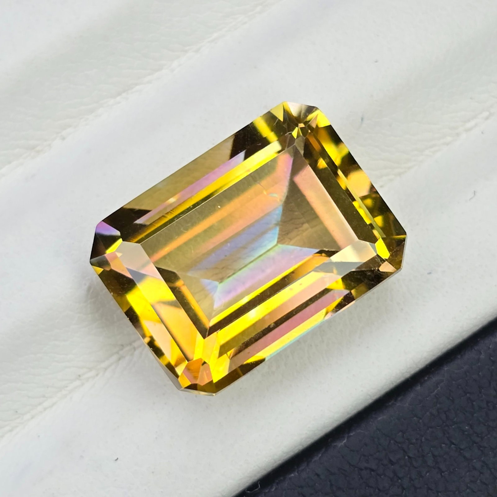 11.49 ct "Top Qulaity" Natural Yellow Mystic Quartz: Gemstones: Natural Mystic Quartz /Carat Weights: 11.49 ct /Size or Dimensions: 16 X 12 X 8.30 mm /Treatment: Coated