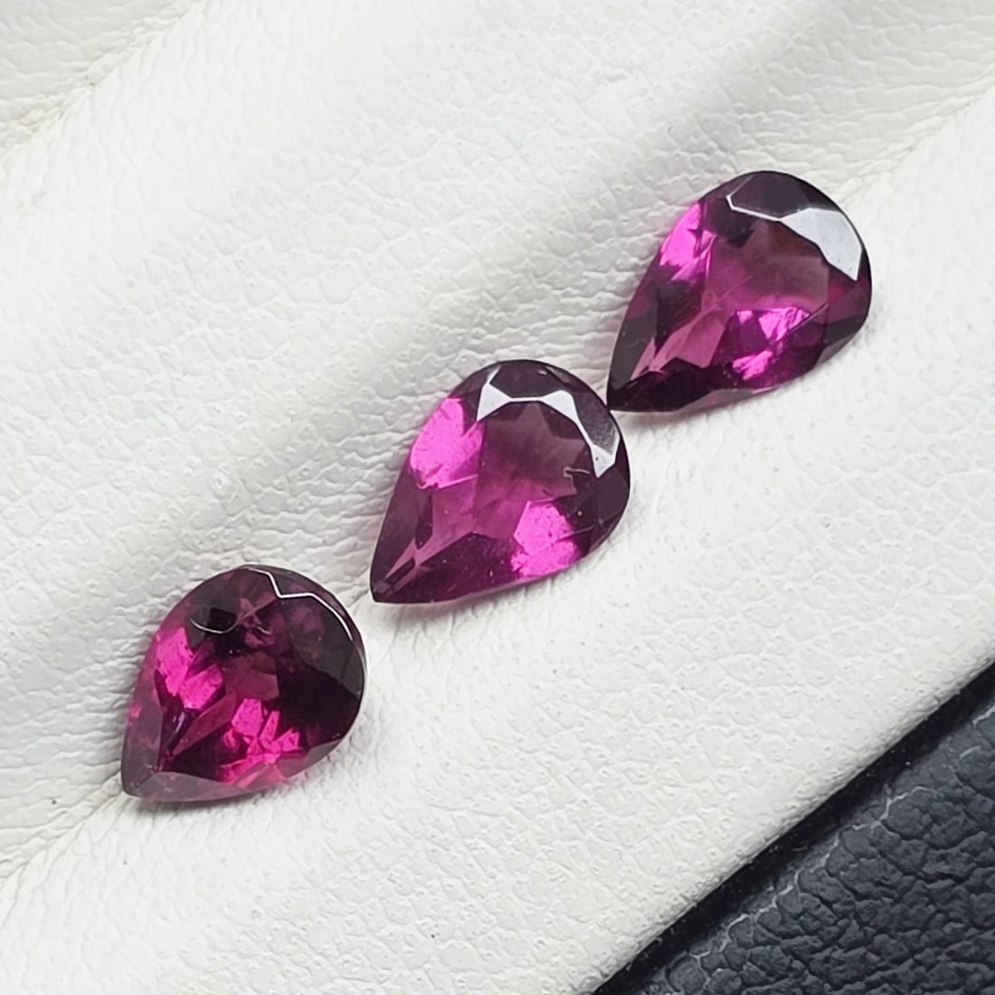 2.58 Ct Natural Rhodolite Garnet Pear Set: Gemstones: Rhodolite Garnet /Carat Weights: 2.58 ct /Size or Dimensions: 7 X 5 X 2.60 To 3.60 mm Approx /