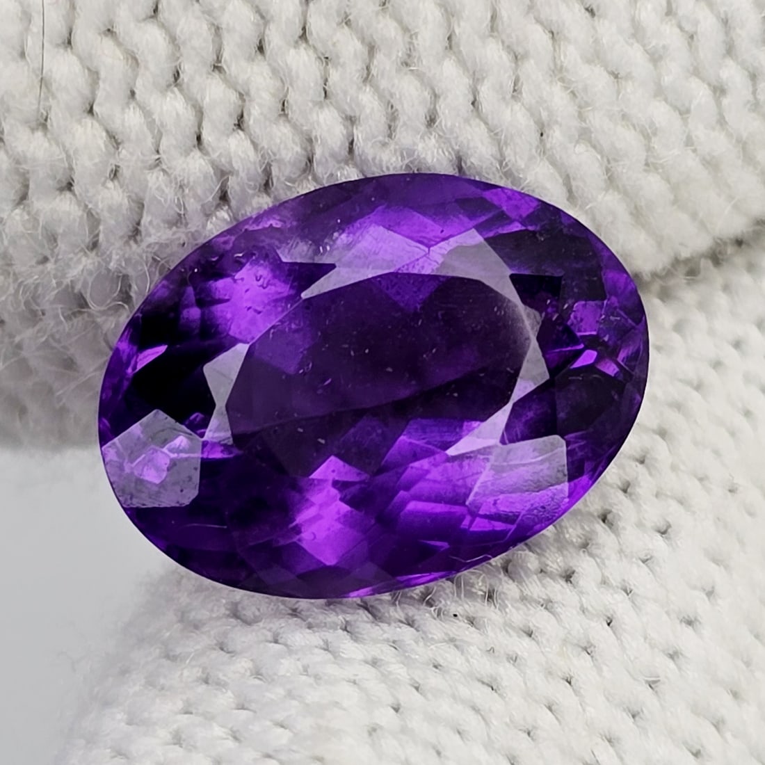4.48 ct "Top Quality" Natural Deep Purple African Amethyst: Gemstones: Natural African Amethyst /Carat Weights: 4.48 ct /Size or Dimensions: 12 X 9 X 7 mm /Origin : Africa