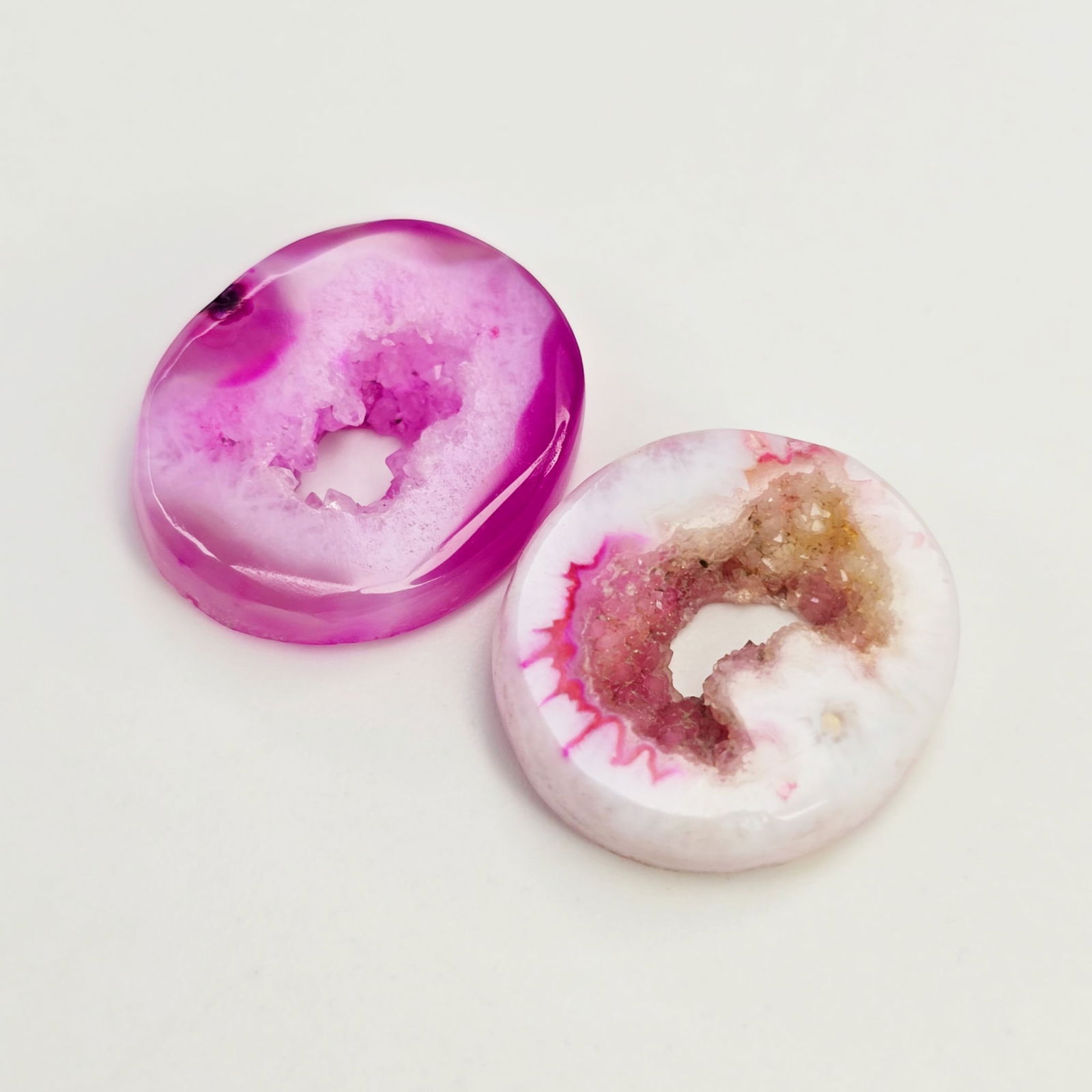 19.85 Ct Natural Onyx Druzy: Gemstones: Natural Onyx /Carat Weights: 19.85 ct /Size or Dimensions: 18 X 15 X 5 mm /Treatment: Coated