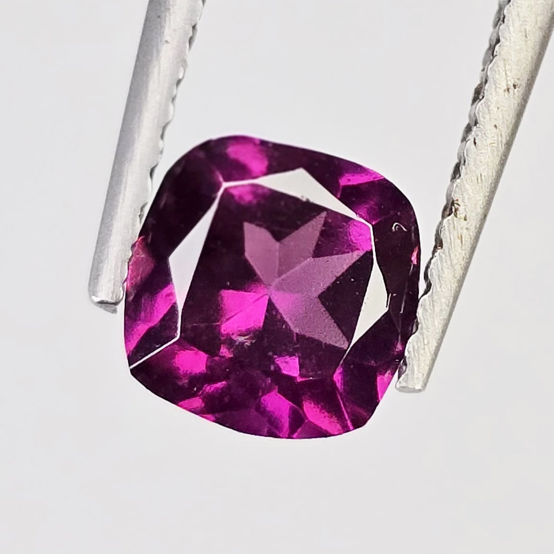 1.13 Ct Natural Rhodolite Garnet: Gemstones: Rhodolite Garnet /Carat Weights: 1.13 ct /Size or Dimensions: 6 mm Approx