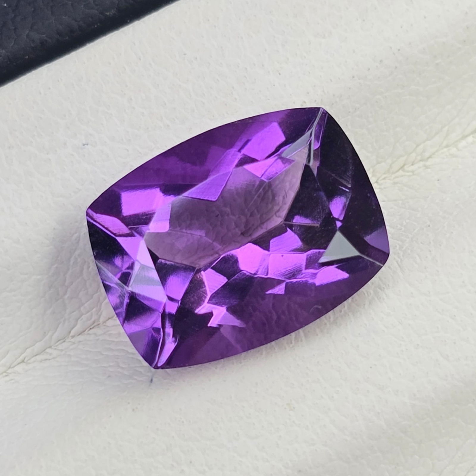 4.31 ct "Top Quality" Natural Deep Purple African Amethyst: Gemstones: Natural African Amethyst /Carat Weights: 4.31 ct /Size or Dimensions: 12 X 9 X 6.50 mm /Origin : Africa