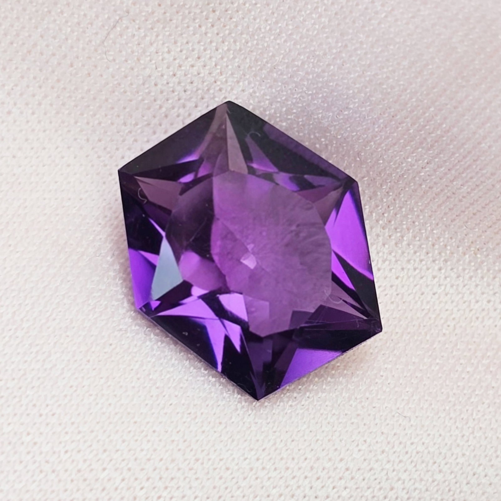 6.52 ct "Top Quality" Natural Deep Purple African Amethyst: Gemstones: Natural African Amethyst / Carat Weights: 6.52 ct / Size or Dimensions: 14 X 12.80 X 6.60 mm / Origin : Africa
