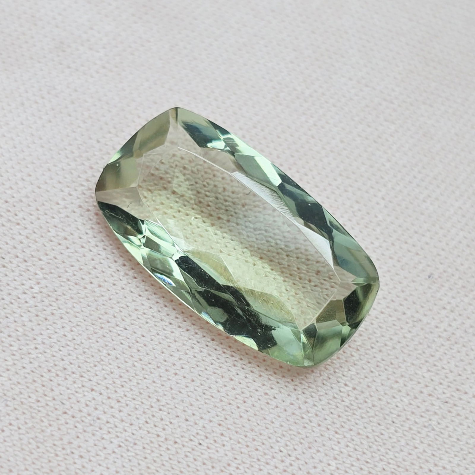 7.15 Ct "Top Quality" Natural Green Amethyst: Gemstones: Natural Green Amethyst /Carat Weights: 7.15 Ct /Size or Dimensions: 18.50 X 10 X 5.50 mm / Treatment: Heated
