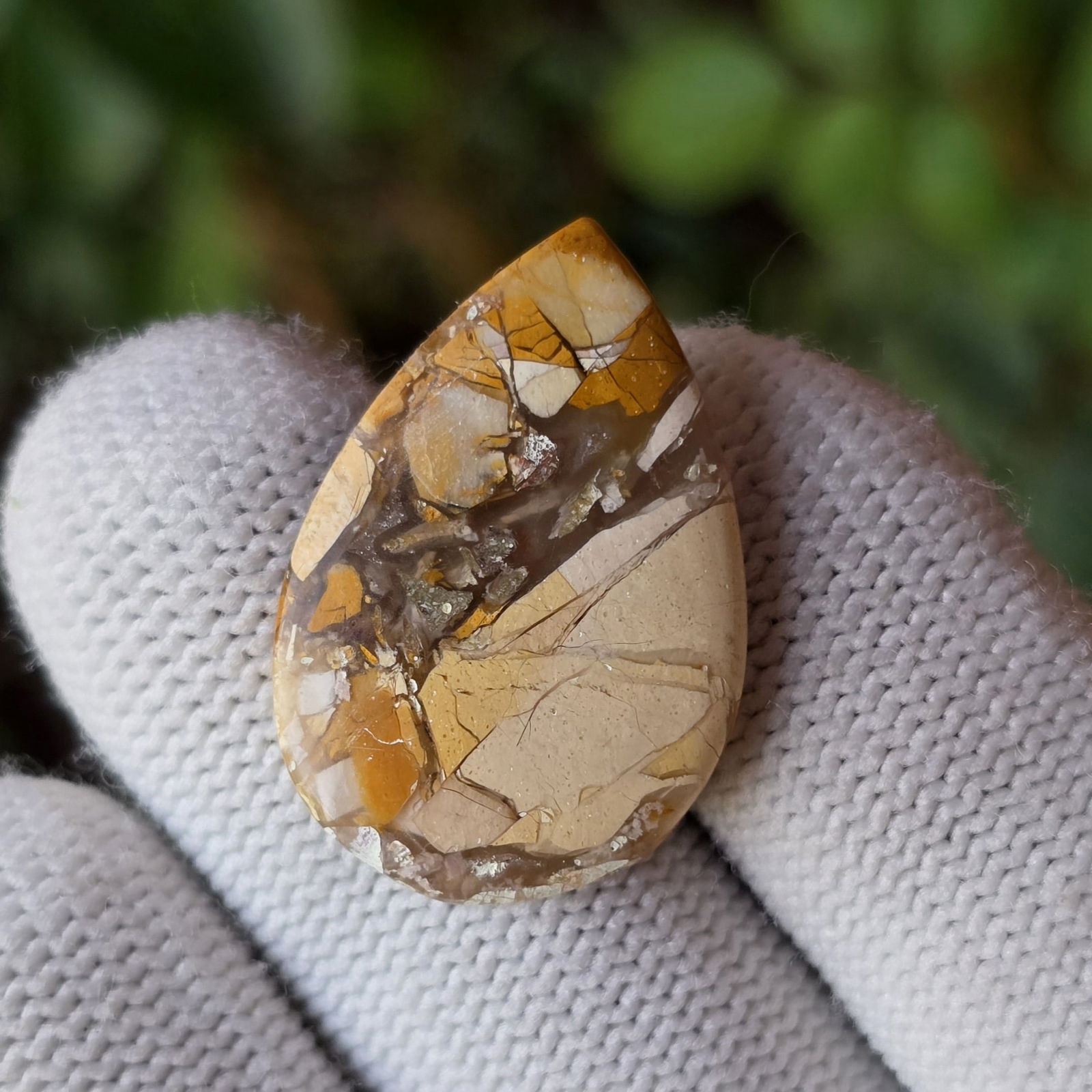 15 Ct Natural Brecciated Mookaite Jasper: Gemstones: Natural Brecciated Mookaite Jasper /Carat Weights: 15 ct /Size or Dimensions: 28 X 19 X 4 mm /Treatment: No