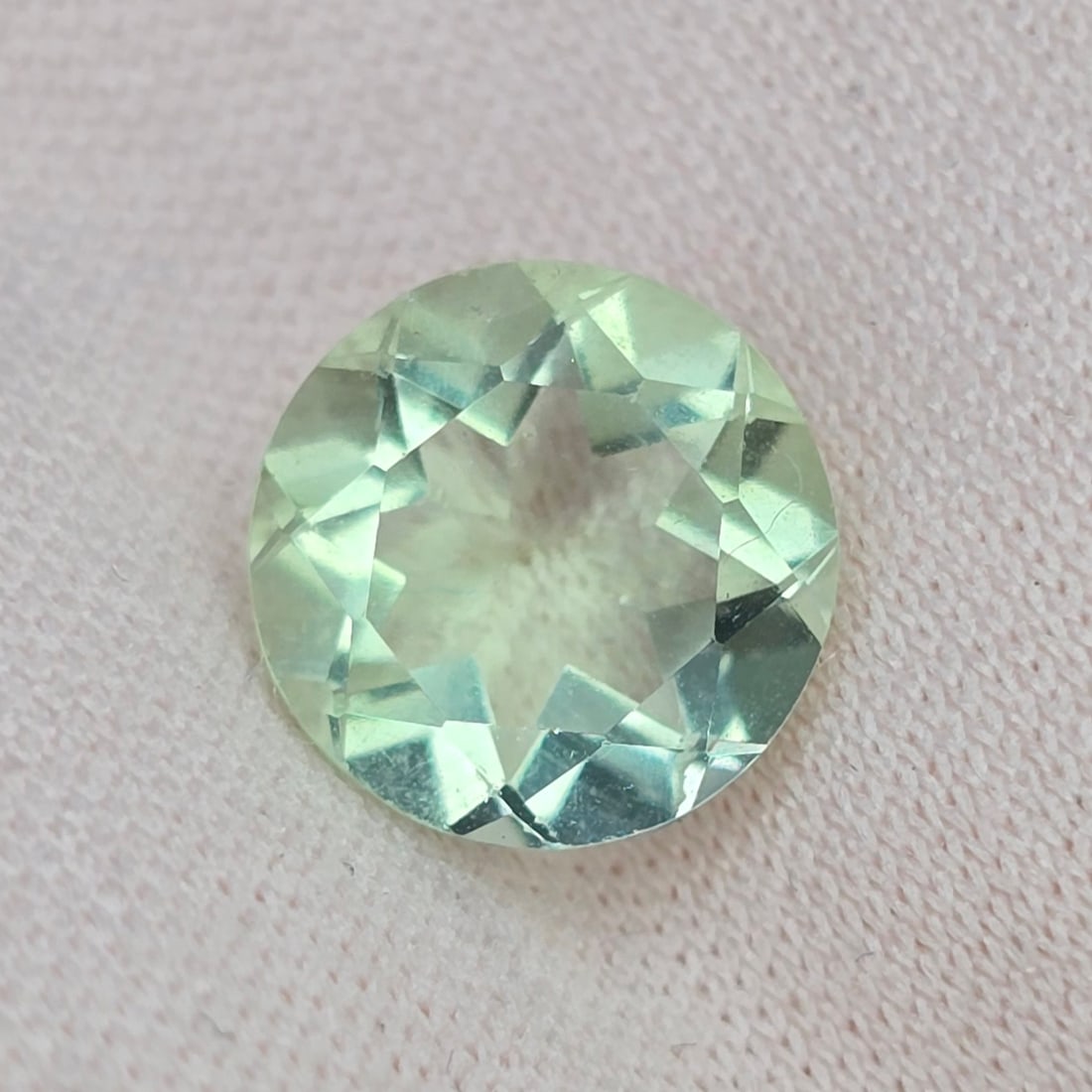 2.25 ct Natural Green Fluorite: Gemstones: Natural Green FluoriteCarat Weights: 2.55 ct Size/Dimensions: 8 X 8 mm