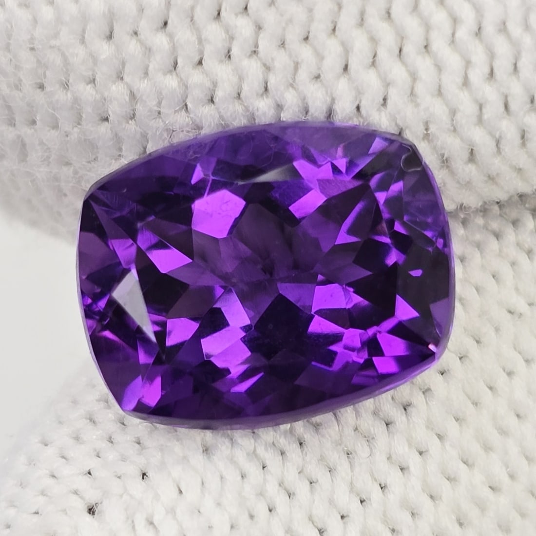 6.67 ct "Top Quality" Natural Deep Purple African Amethyst: Gemstones: Natural African Amethyst / Carat Weights: 6.67 ct / Size or Dimensions: 13 X 10.40 X 7.80 mm / Origin : Africa